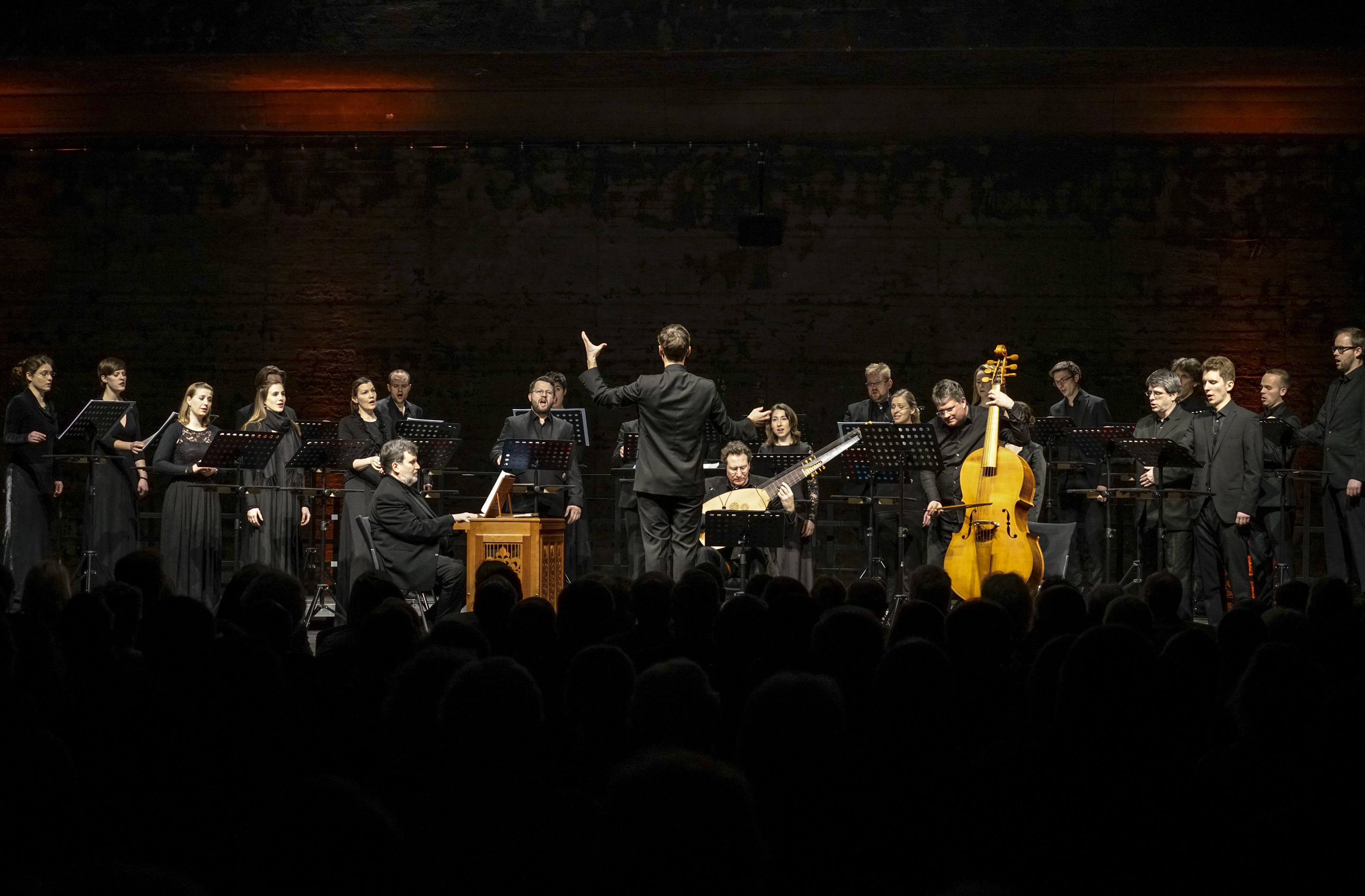 FOTO: PEDRO MALINOWSKI
ChorWerk Ruhr 94
STABAT MATER
Eine ChorWerk Ruhr Produktion in Kooperation mit Christuskirche Bochum und Kulturbüro Bochum
Education Projekt mit der Singschule an der Petrikirche Mülheim an der Ruhr
LAUTE
Björn Colell
VIOLONE
Günter Holzhausen
ORGEL
Christoph Anselm Noll
CHOR 1
Mädchenkantorei der Singschule (nur in MH)
CHOR 2
ChorWerk Ruhr
MUSIKALISCHE LEITUNG
Florian Helgath
Mittwoch, 15. Februar 2017, 18 - 19 Uhr, Petrikirche Mülheim an der Ruhr
Freitag, 17. Februar 2017, 20 Uhr (E