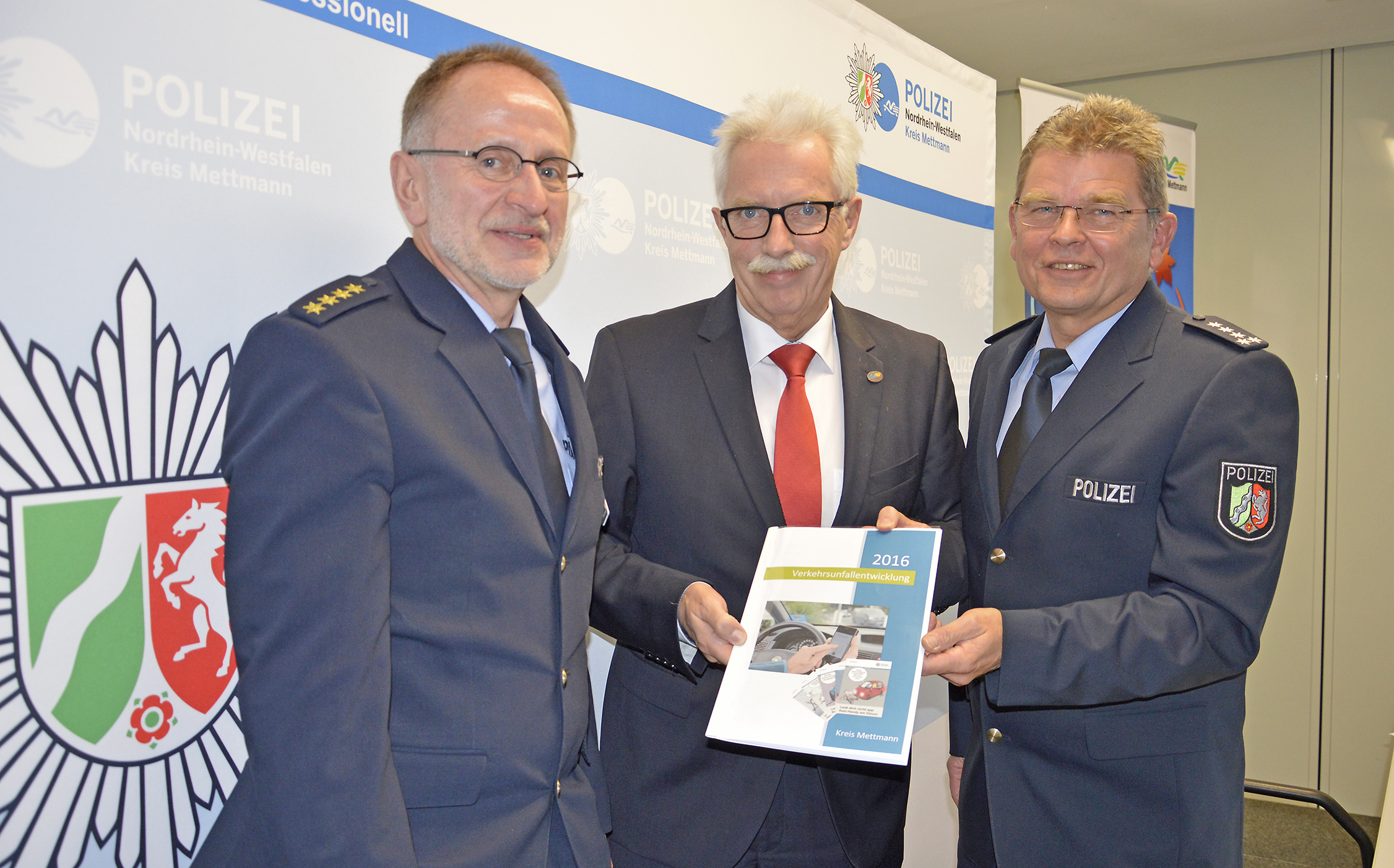 Die Verkehrsunfallstatistik 2016 des Kreises Mettmann stellten nun Landrat und Abteilungsleiter der Polizei, Thomas Hendele (Mitte), der leitende Polizeidirektor Manfred Frorath (links) sowie der Leiter der Direktion Verkehr, erster Polizeihauptkommissar Ralf Schefzig, gemeinsam vor.