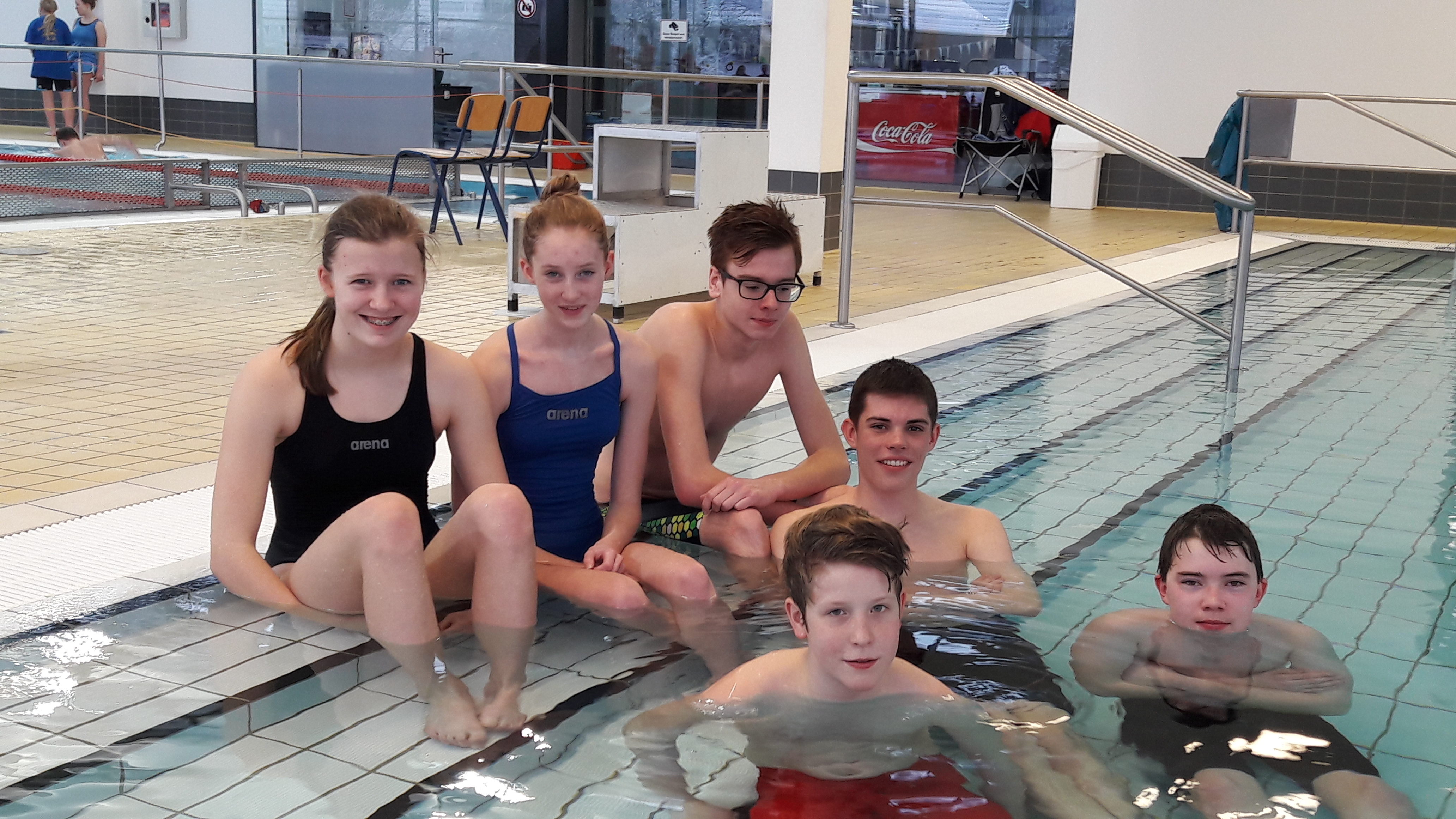 Nach mehr als 20 Minuten im Wasser wurden die Schwimmer mit drei Medaillen dekoriert