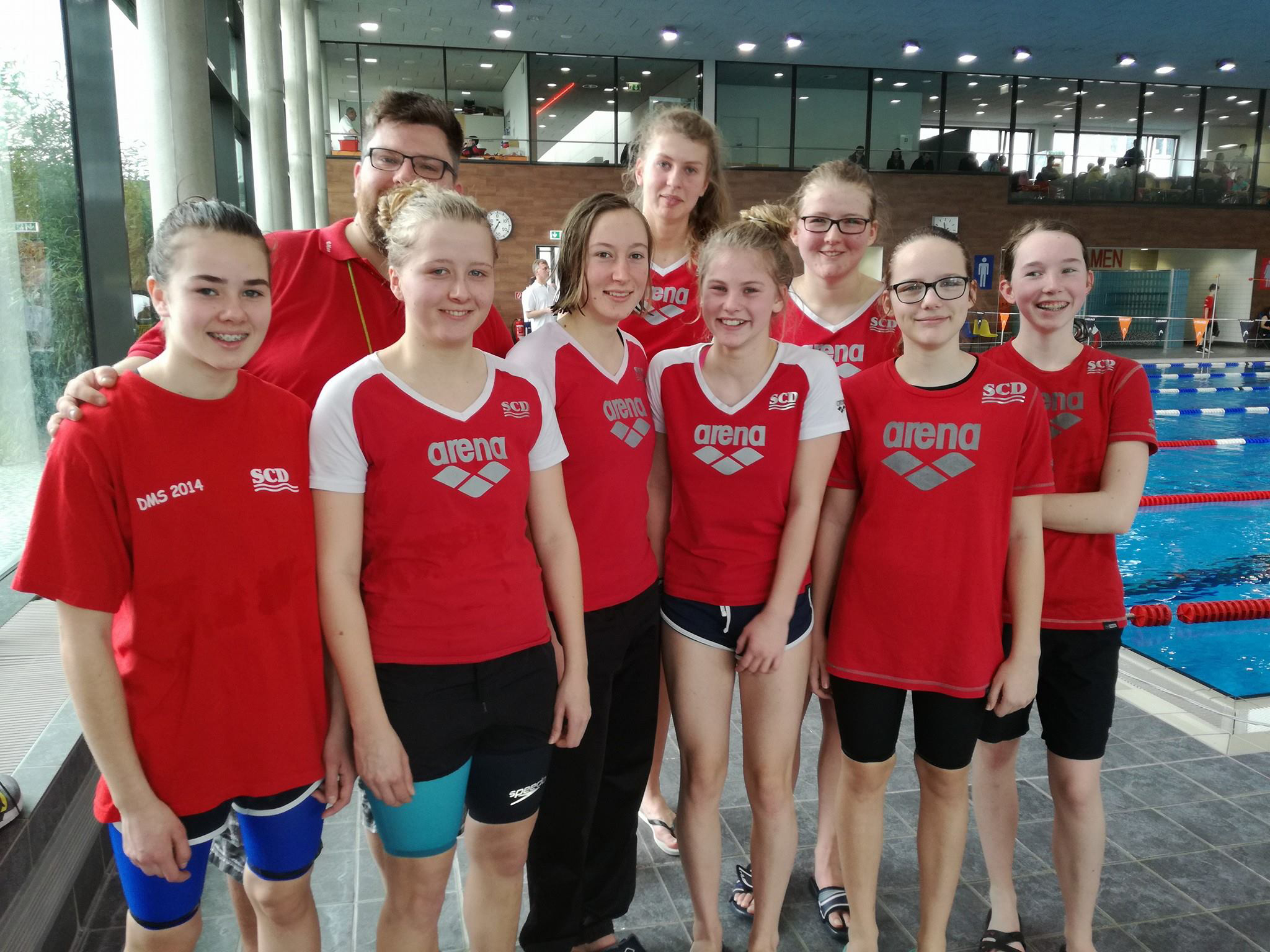 Auch die Damen schwimmen in der Bezirksliga und schmissen zu guter Letzt den Trainer samt Montur ins Becken.