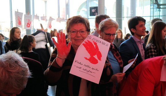 Jutta Eckenbach beim Aktionstag Red Hand Day 2017