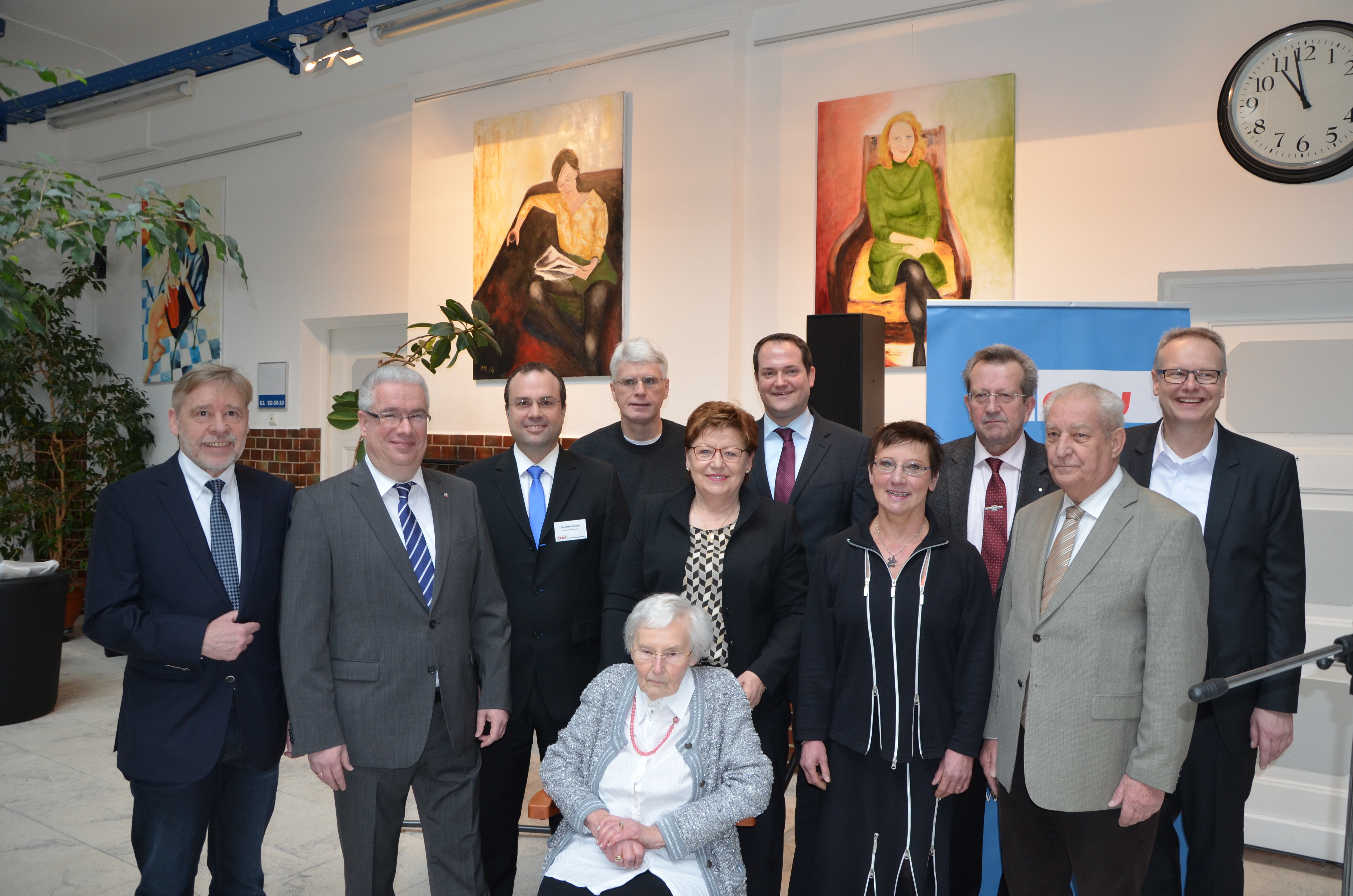 Ehrung der Jubilare, v.l.: Franz B. Rempe (40 Jahre Mitglied), NRW-Landtagskandidat Dirk Vogt, Stadtbezirksvorsitzender Thorsten Schoch, CDU-Ratsfraktionsvorsitzender Jörg Uhlenbruch, MdB Jutta Eckenbach, Stellv. Kreisvorsitzender Dr. Robin Ricken, Ingeborg Billen (40 Jahre), Willi Maas (Ortsverbandsvorsitzender Katernberg), Hans-Dieter Groß (40 Jahre), Michael Neuhaus (Ortsverbandsvorsitzender Stoppenberg) und sitzend Gertrud Anhalt (69 Jahre Mitgliedschaft).
Foto: Felix Paul