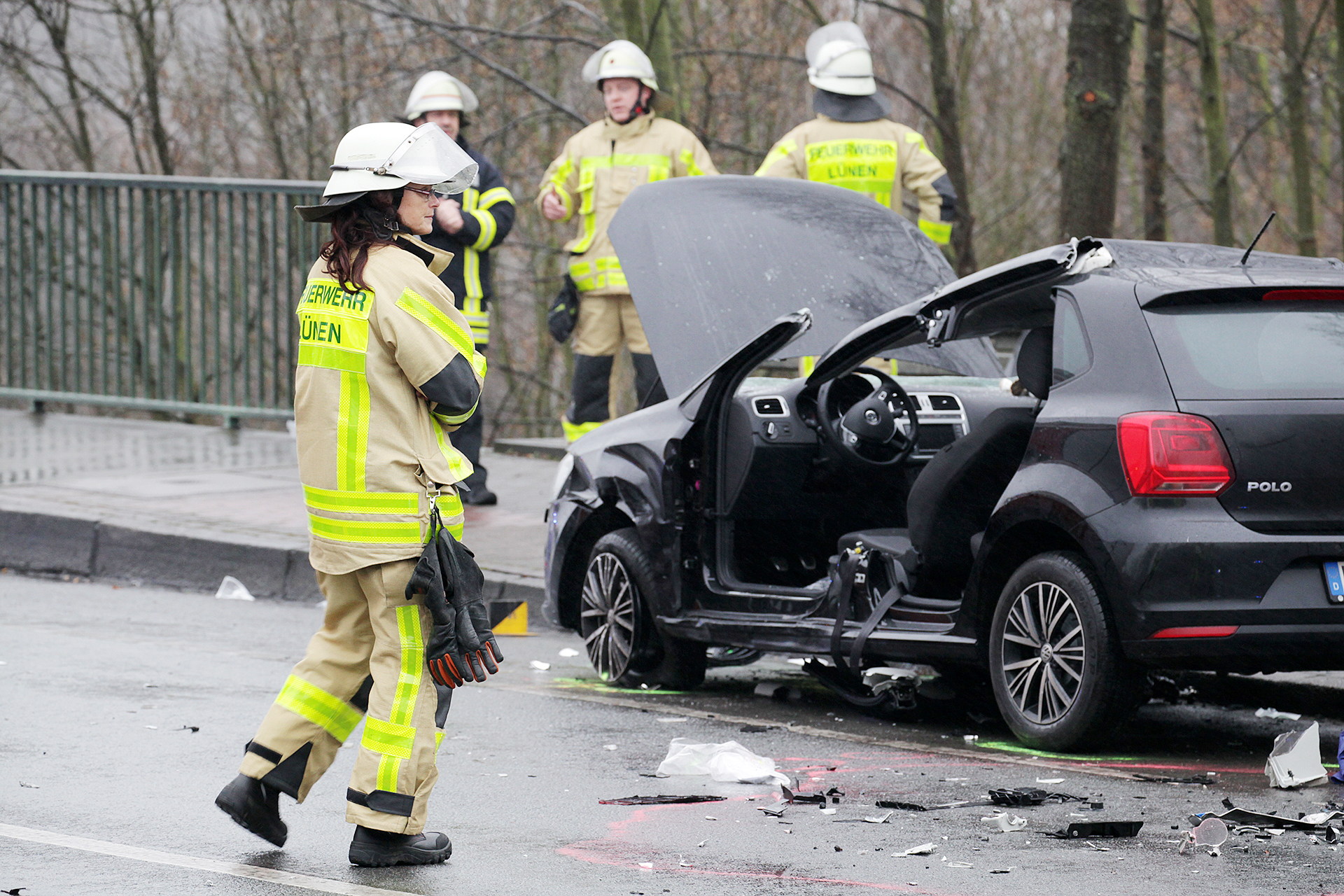 Feuerwehrleute schnitten einen Mann aus Lünen aus diesem Polo.
