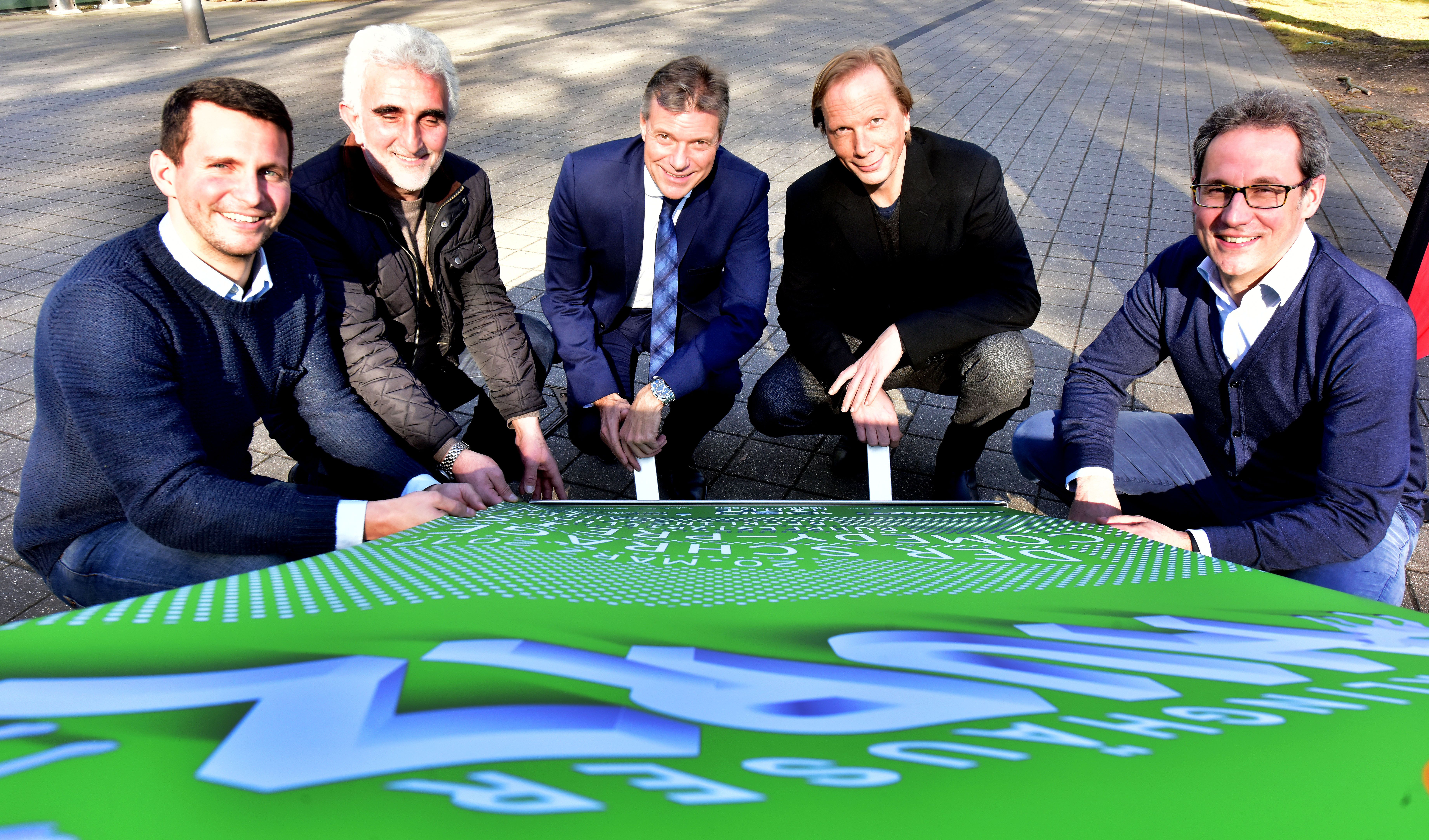 Freuen sich auf den Hurz (v.l.): Marius Ebel, (Arena Recklinghausen), Ensar Kurt (Hauptsponsor Kia Kurt), Bürgermeister Christoph Tesche, Jury-Präsident Achim Hagemann und Lars Tottmann (Arena Recklinghausen). Fotos: Krusebild