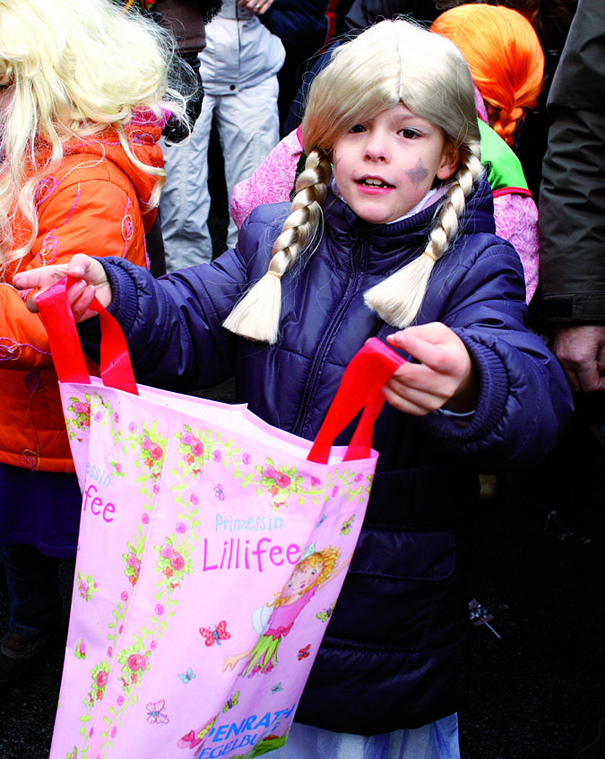 Kamelle- und Jutebeutel dürfen auch nach wie vor beim Rosenmontagszug mitgeführt werden. ^Archivfoto: Lukas