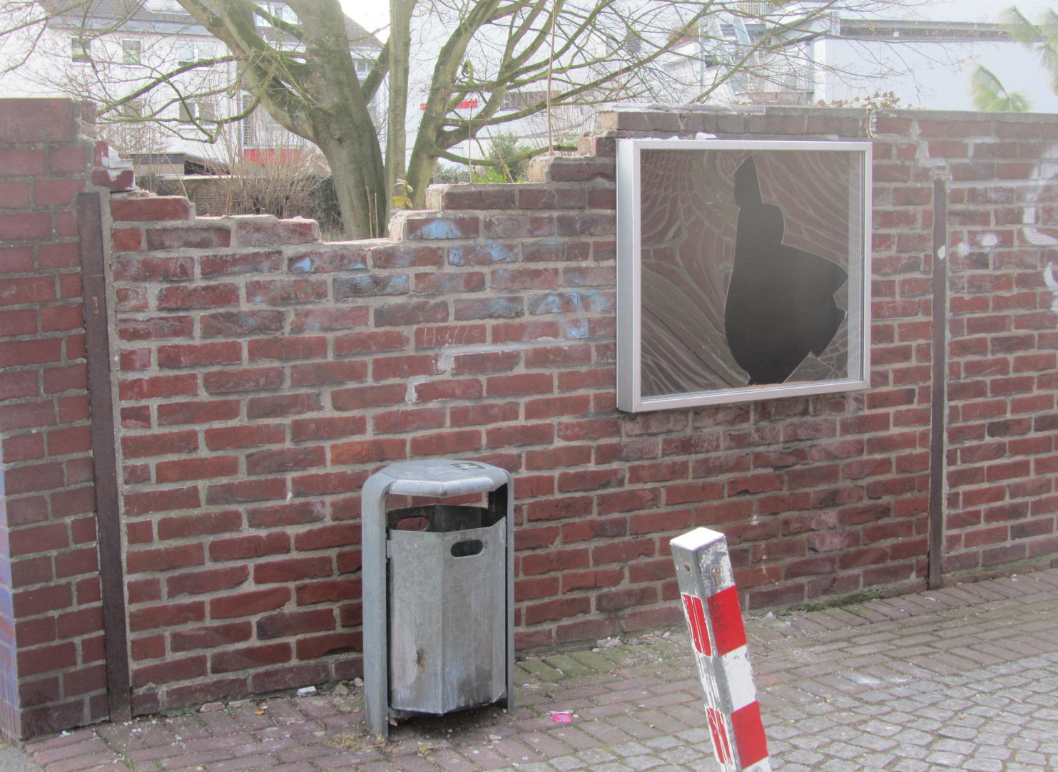 Neben der Schukastenscheibe, die zum dritten Mal in Folge eingeschlagen wurde, fehlen jetzt auch Steine aus der Pfarrgartenmauer. Foto: Privat