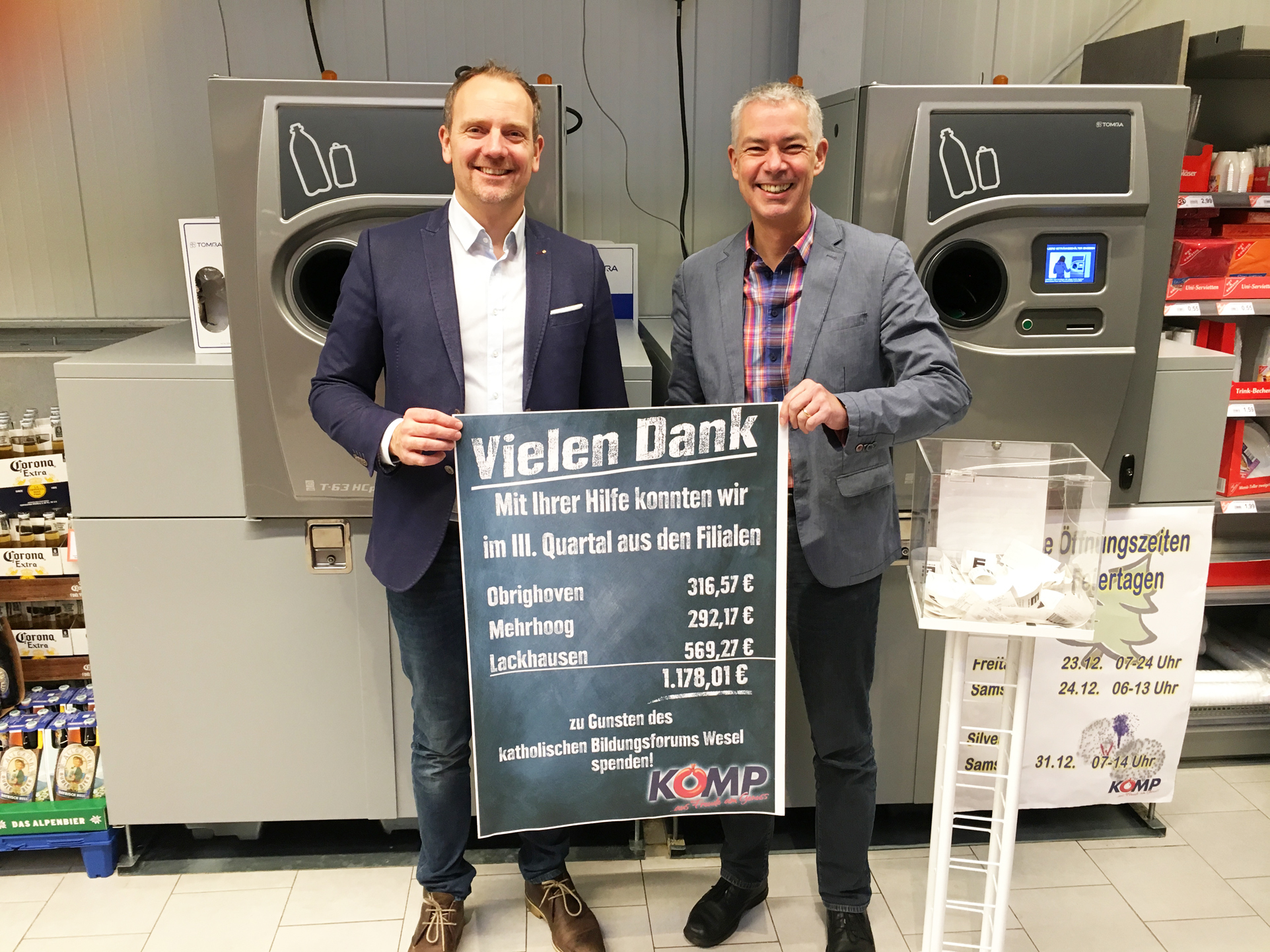 Rüdiger Frings, Leiter des KBF Wesel (rechts) und Sven Komp, Geschäftsführer Komp, bei der symbolischen Spendenübergabe.