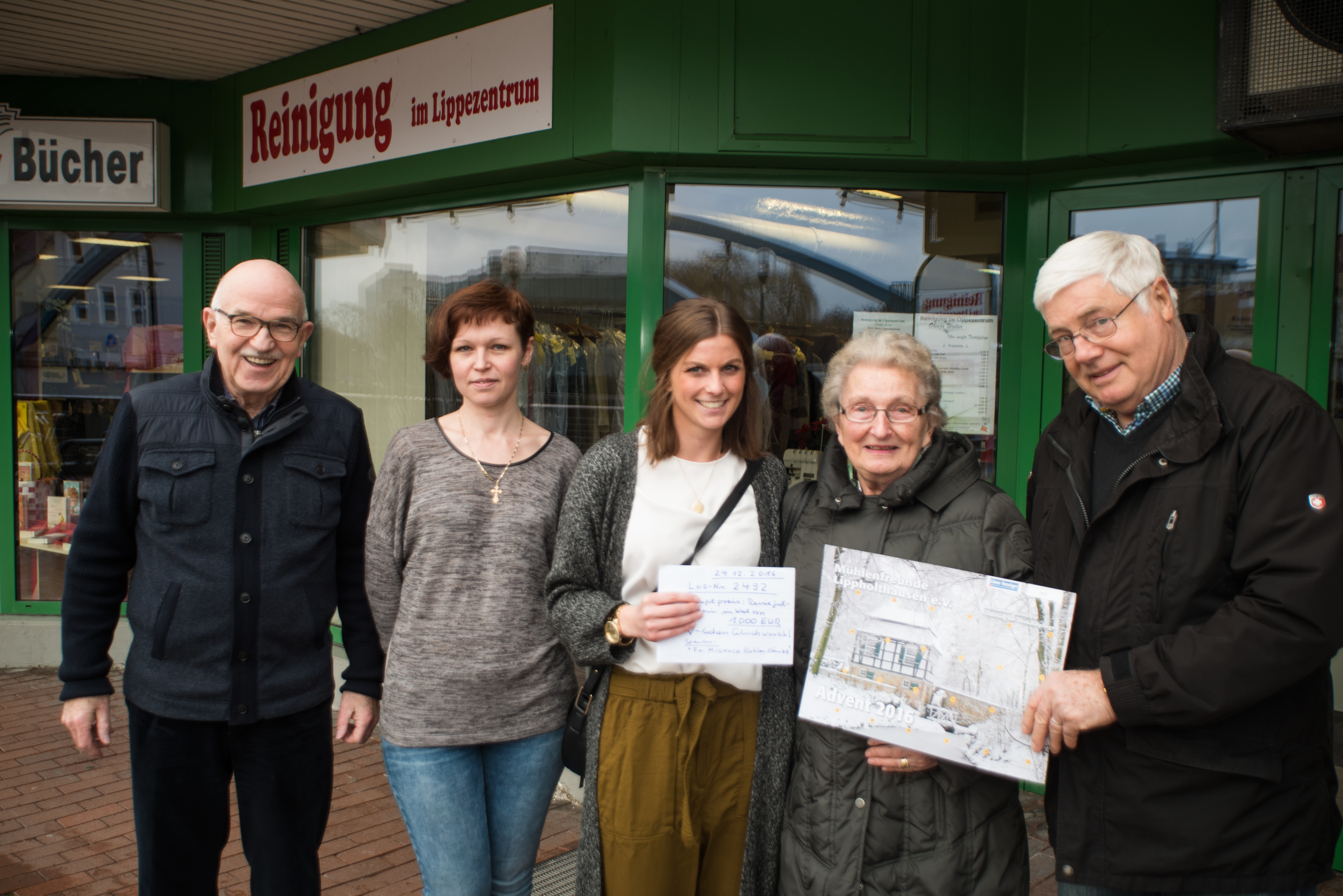v.l.Friedhelm Schroeter Vorsitzender Mühlenfreunde, Olesja Wolter Reinigung Lippecentrum, die Gewinnerin Jenny Prein mit Oma Margot Grabow und der Schatzmeister der Mühlenfreunde Lünen Dieter Möller.