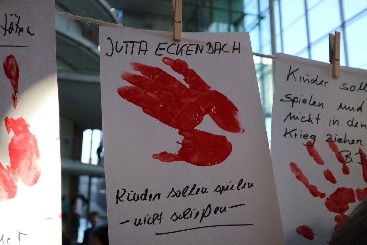 roter Handabdruck von Jutta Eckenbach MdB
