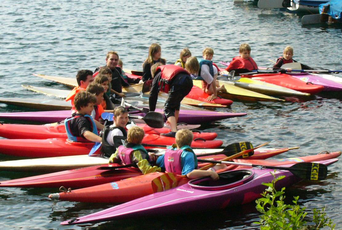 In den Sommerferien bietet der Kanu-Club Paddelkurse für Kinder und Jugendliche an.