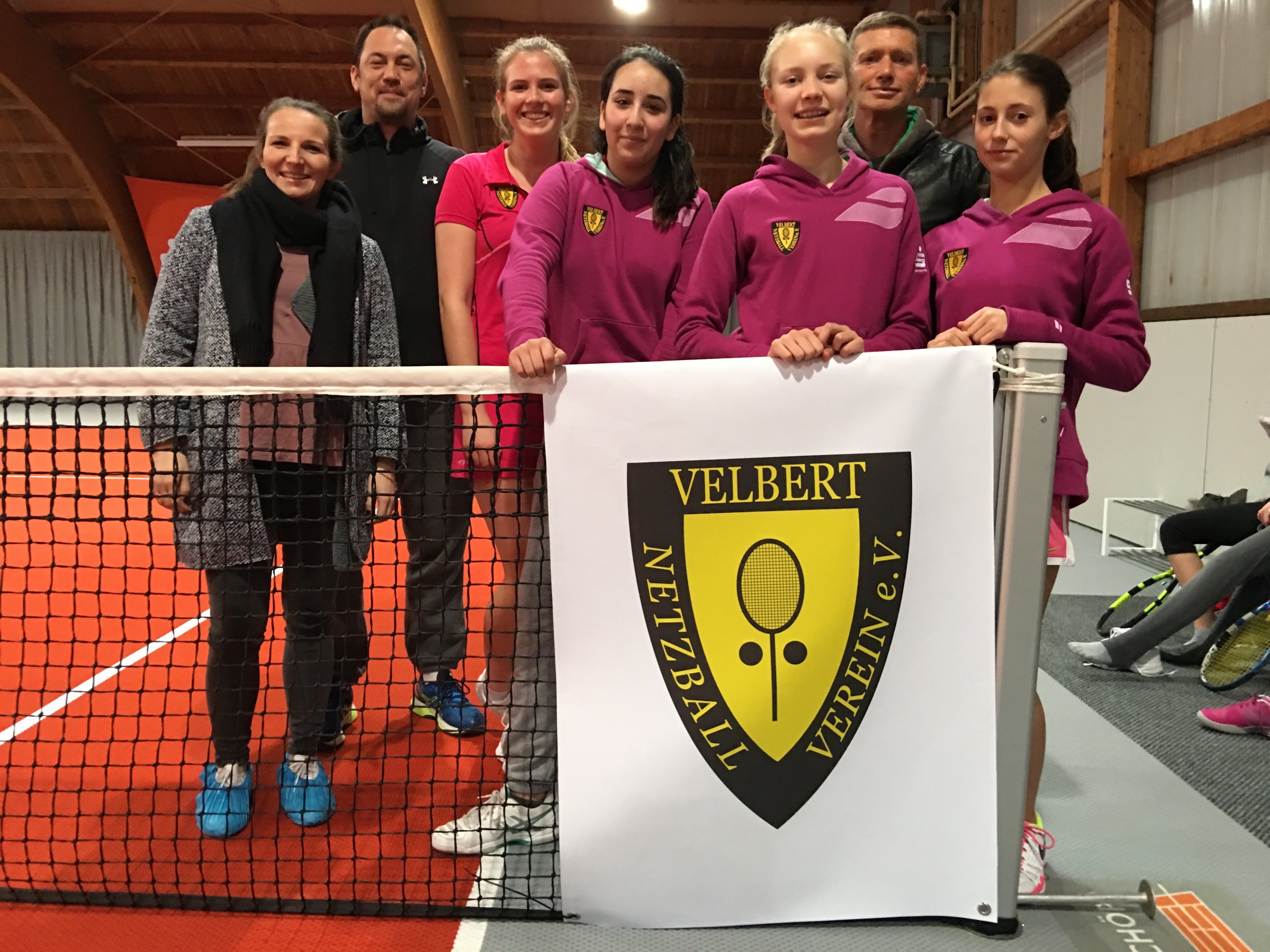 Die ersten NBV-Damen und ihre Trainer freuen sich über den Vizemeister-Titel: Von links nach rechts: Mannschaftsführerin Adriane Schröder, Cheftrainer Mark Joachim, Vivian Dörrenhaus, Rania Mechbal, Sunny Ihlo, Trainer Alan Adair und Ana Sovilj.