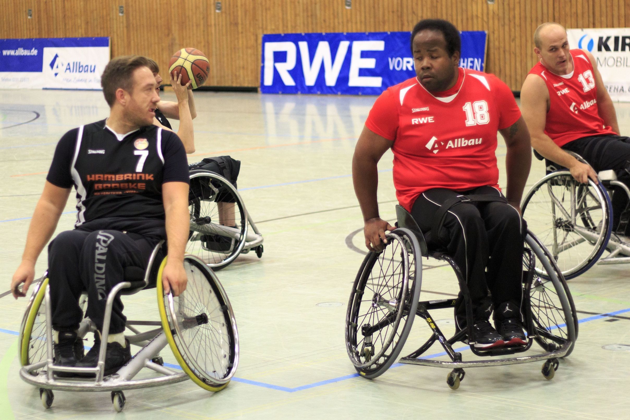 Foto (M. Baier): Spielertrainer Markus Pungercar (re.) und Playmaker Romario Biswane, hier im Spiel gegen Paderborn, zusammen mit 28 Punkten in Rahden erfolgreich, hatten trotz guter Leistungen keine Chance.