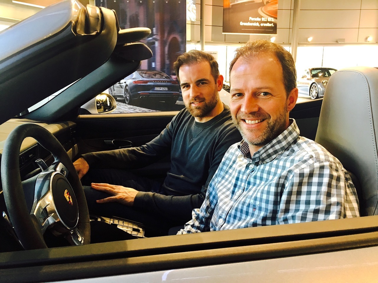 Das Foto zeigt unseren 1. Vorsitzenden Christoph Metzelder sowie Frank Fiegenschuh, den Geschäftsführer vom Porsche Zentrum Recklinghausen. Foto: TUS
