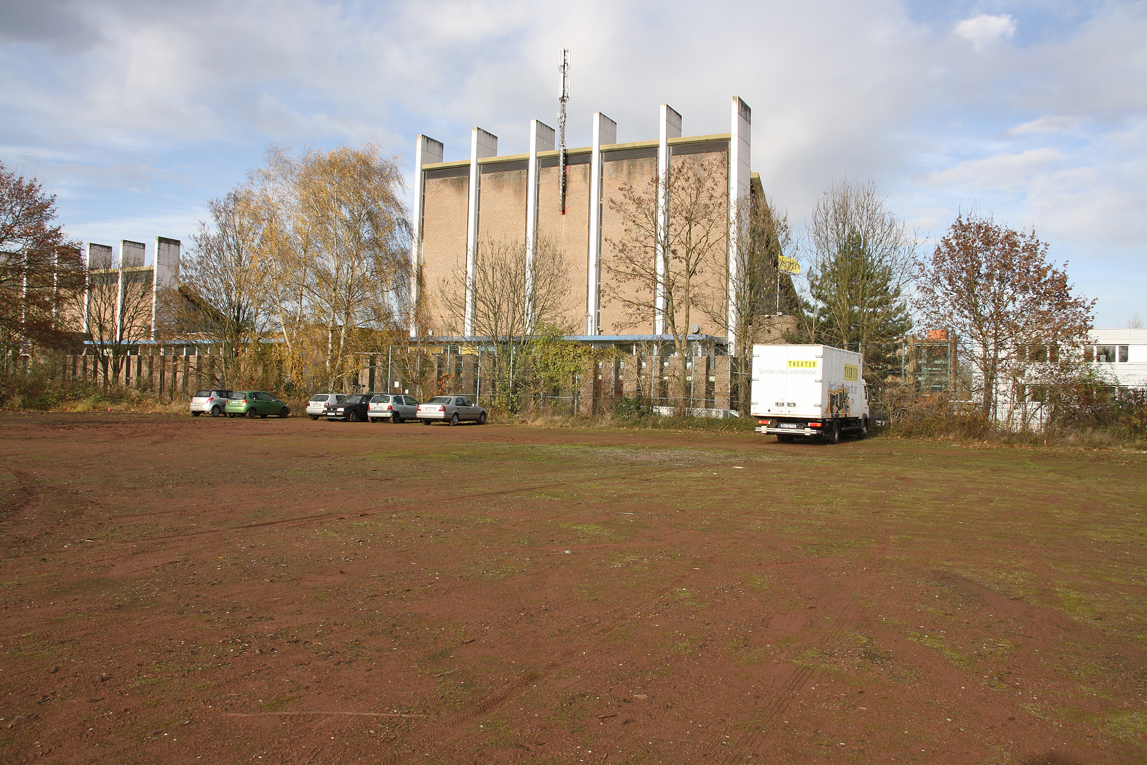 Der Ascheplatz neben dem Stadion am Europaplatz wird saniert. Foto: Archiv