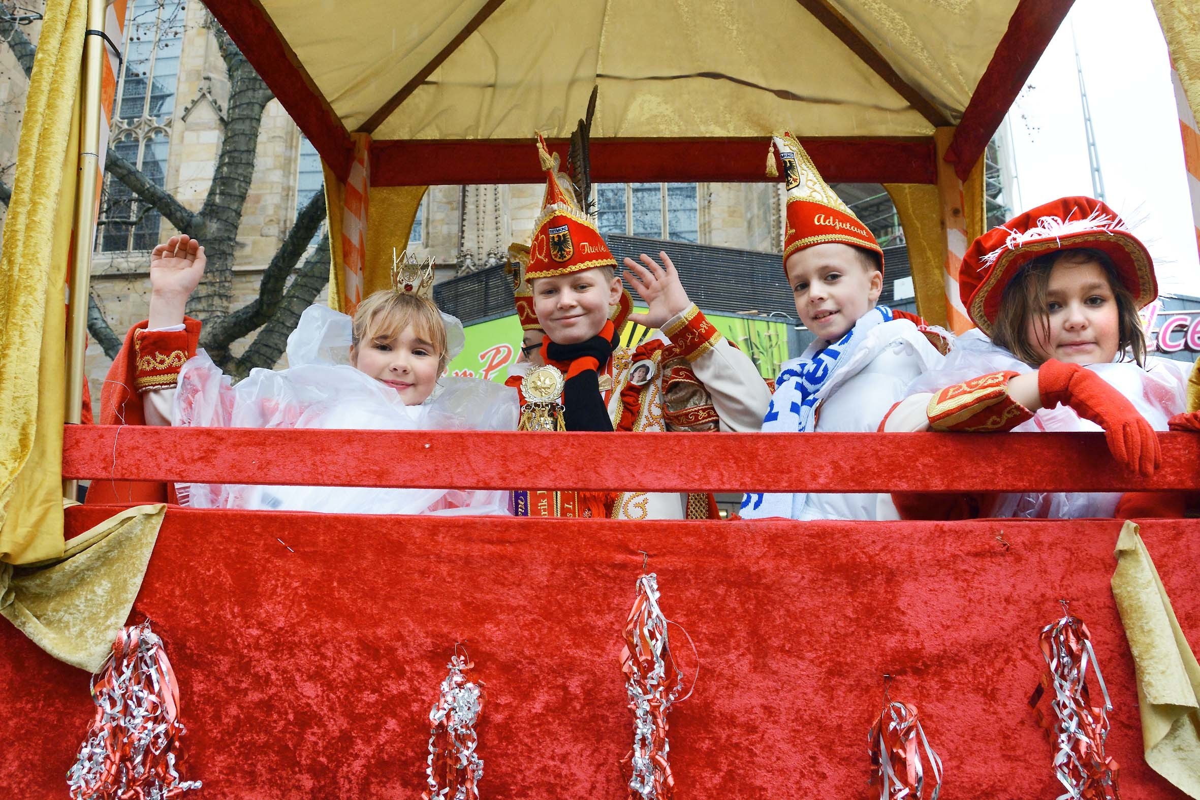 Das Kinderprinzenpaar begrüßte die junge Narrenschar.