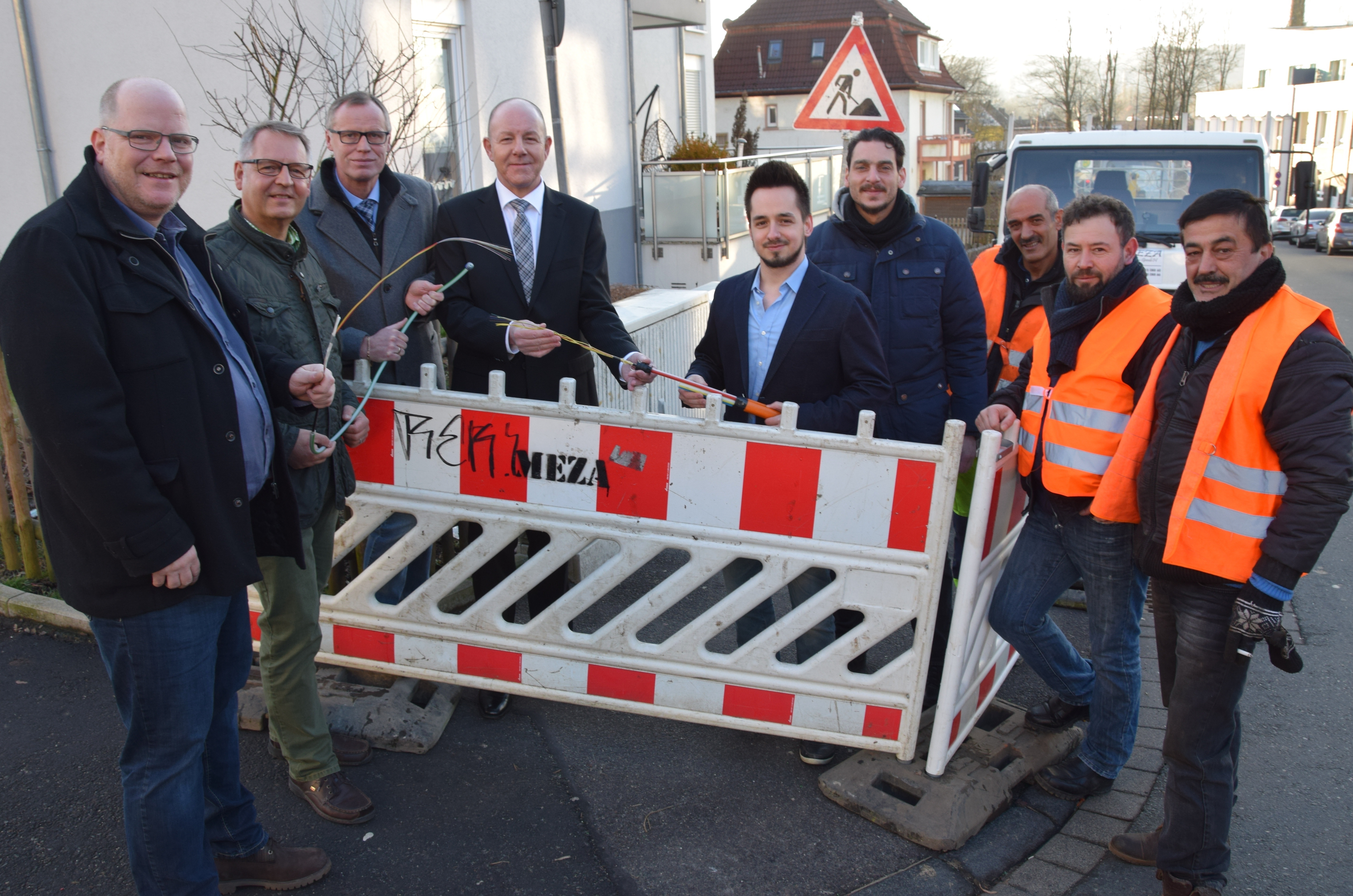 Die Telekom startet in Schwelm den Glasfaserausbau. Zum Ortstermin trafen sich Vertreter der Stadt, der Telekom und der ausführenden Firmen.