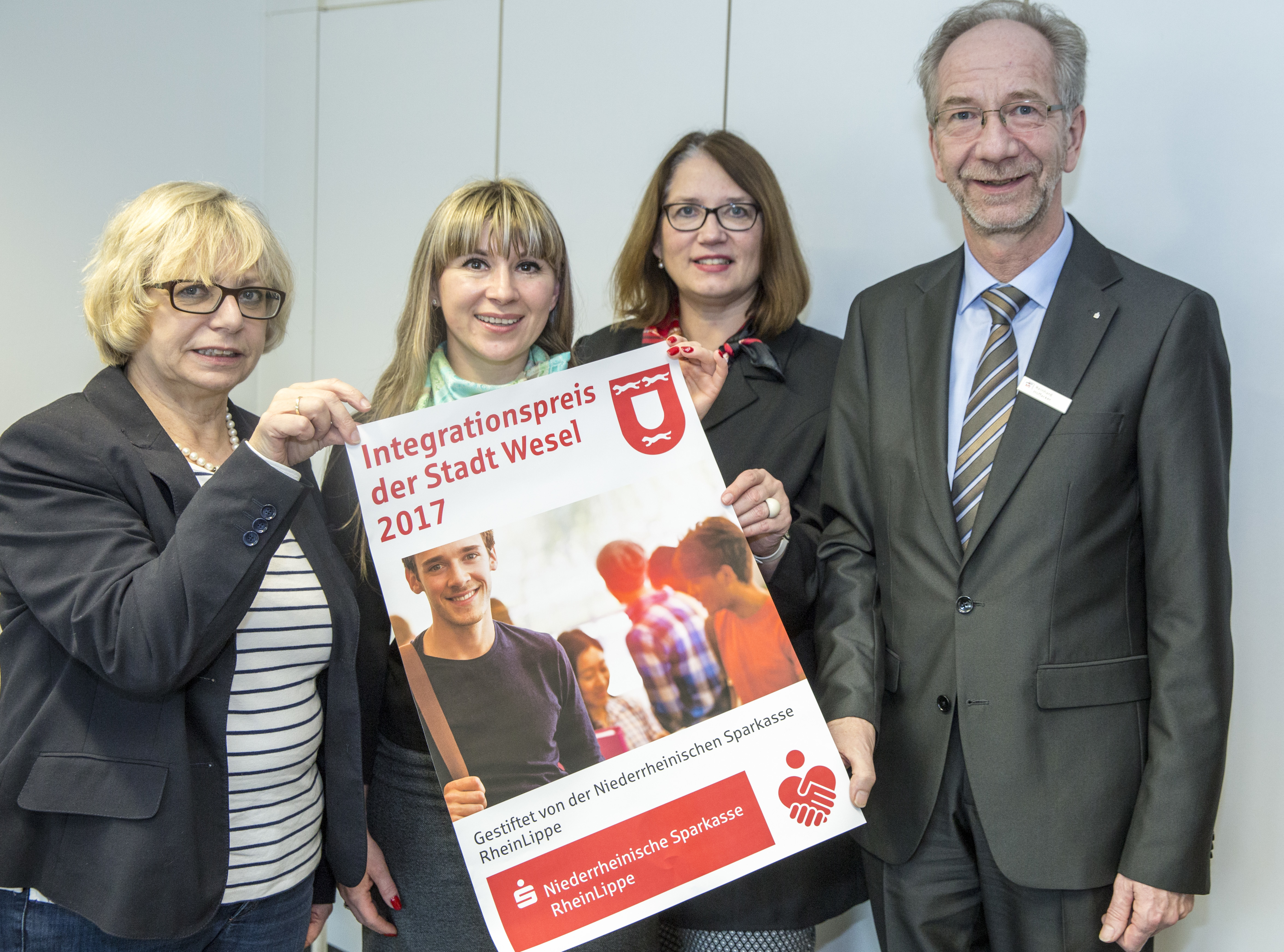 Personen von links: Bärbel Reining-Bender (Teamleiterin), Halyna Fritz (Vorsitzende des Integrationsrates), Bürgermeisterin Ulrike Westkamp und Reinhard Hoffacker (Niederrheinischen Sparkasse RheinLippe)