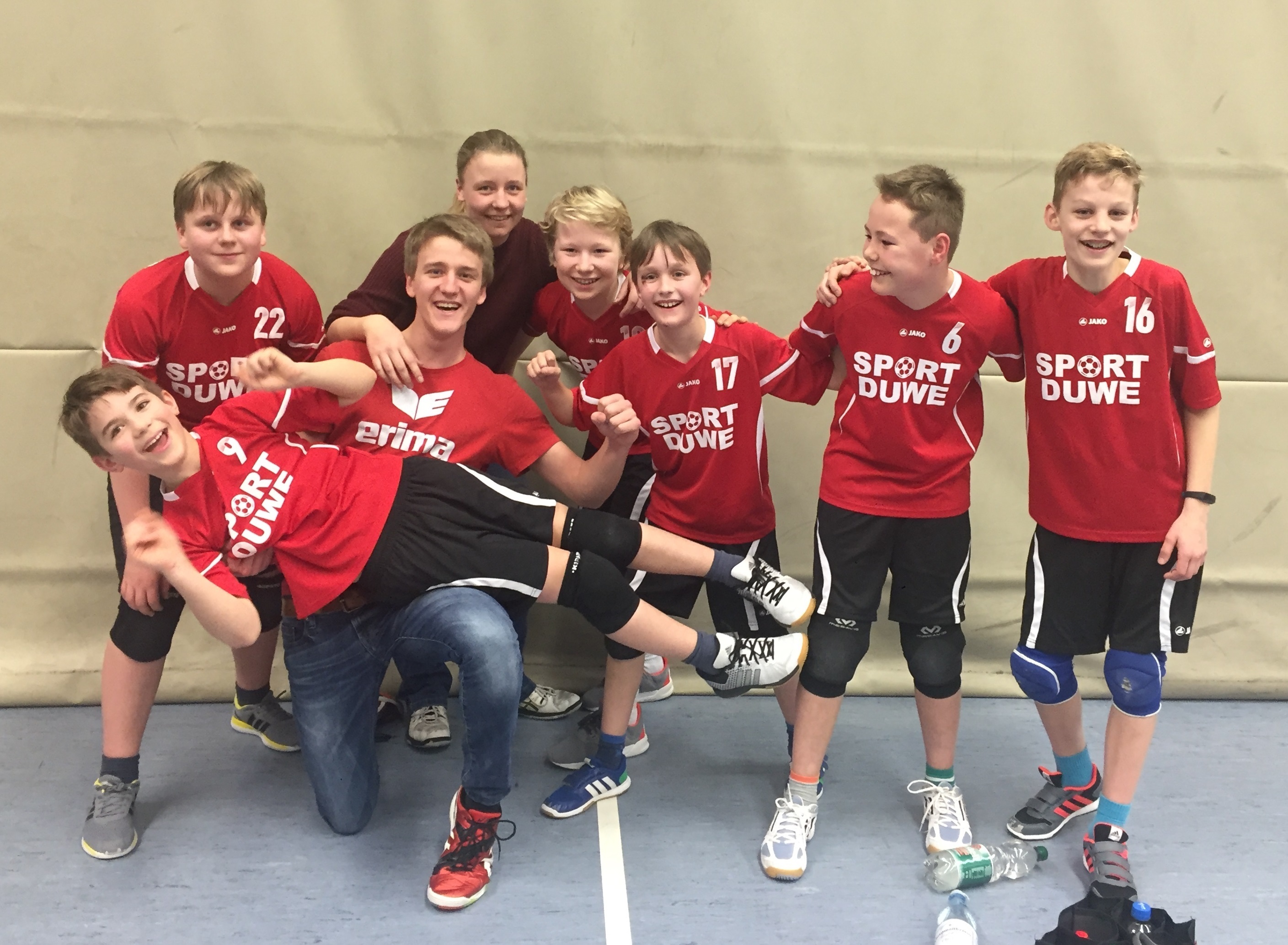 Die U14 wurde Meister! Das Trainerduo Lina Wewers und Nick Wewers jubelt mit Nico Langhof, Dennis Dieckmann, Nik Brinkschulte, Paul Mahnert-Lueg, Timon Hüser und Fynn Luca Wäller.
Foto: Henschke