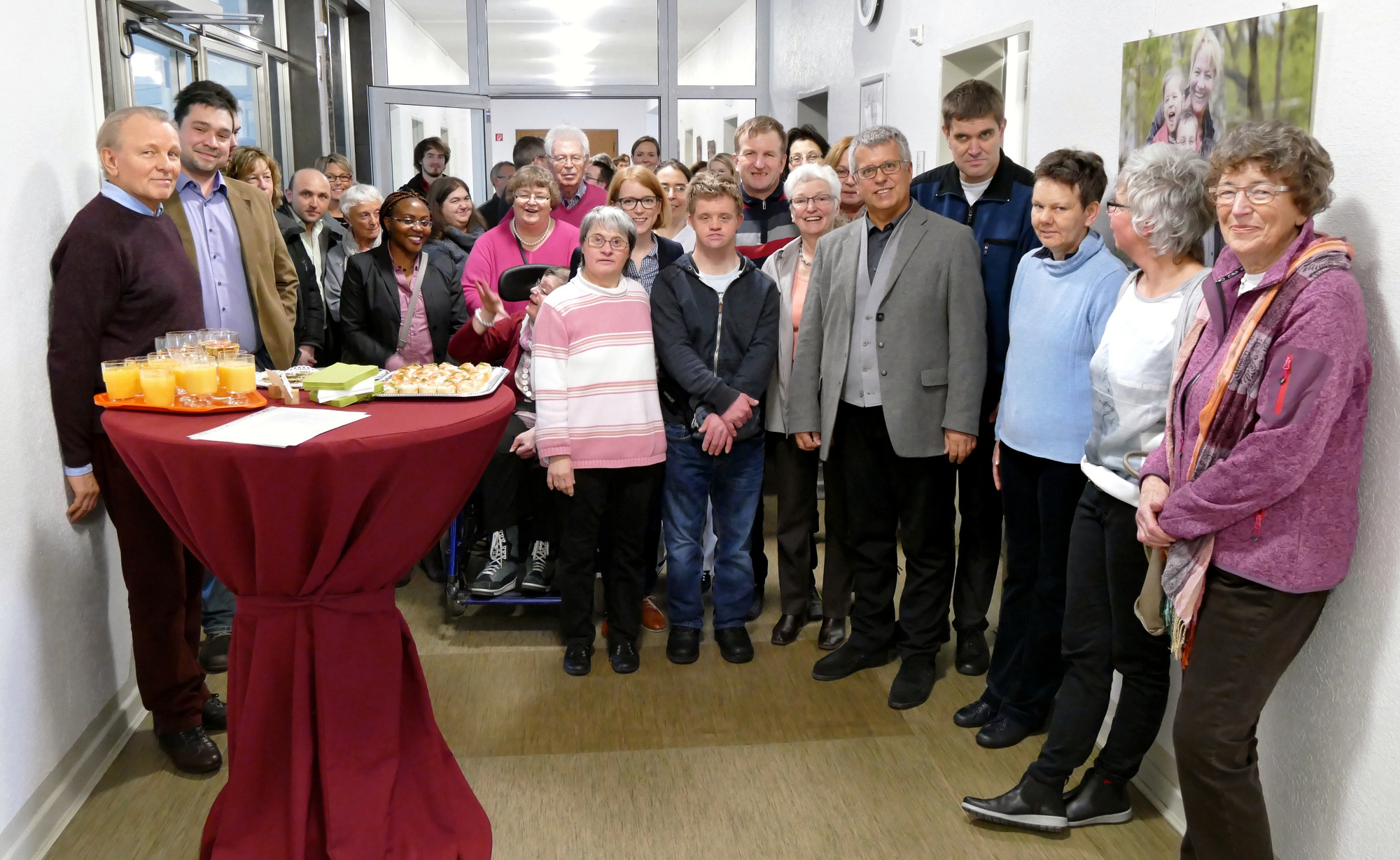 Volles Haus: Schwelms stellvertretende Bürgermeisterin Christiane Sartor konnte zur Eröffnung der Ausstellung „Familien der Lebenshilfe“ im Rathaus zahlreiche Besucherinnen und Besucher begrüßen, darunter auch einige fotografierte Familien.