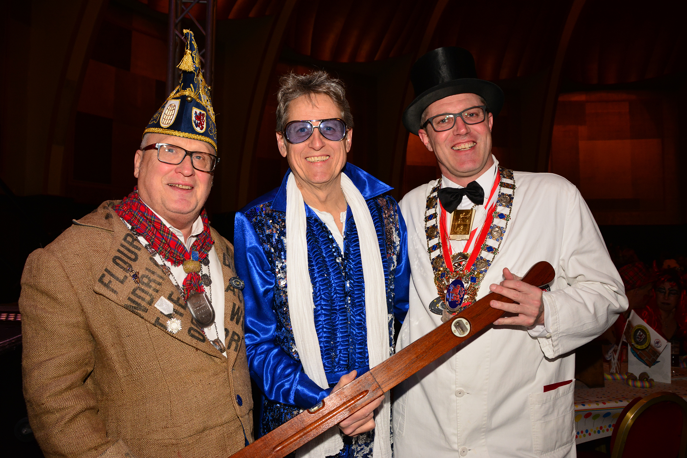 Von links: Karl Hans Danzeglocke (Tonnengarde), Kreishandwerksmeister Thomas Dopheide und Oberpolier Dennis Klusmeier (Spiesratze)