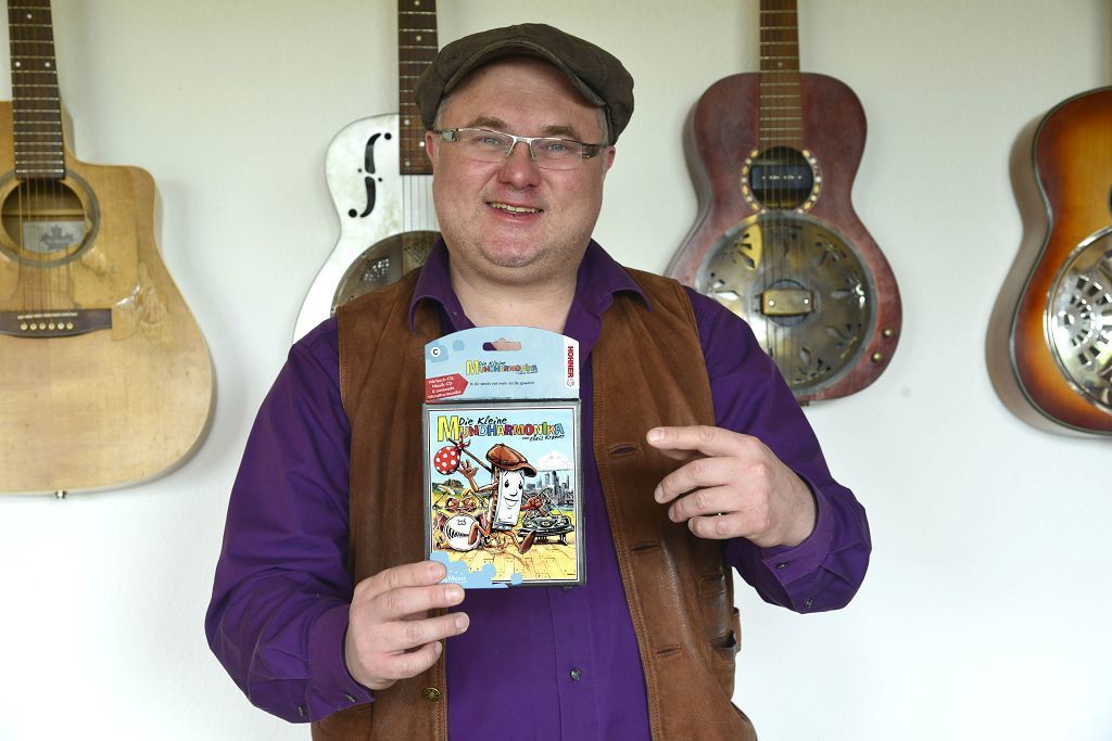 Chris Kramer freut sich sein erstes Buch präsentieren zu können.