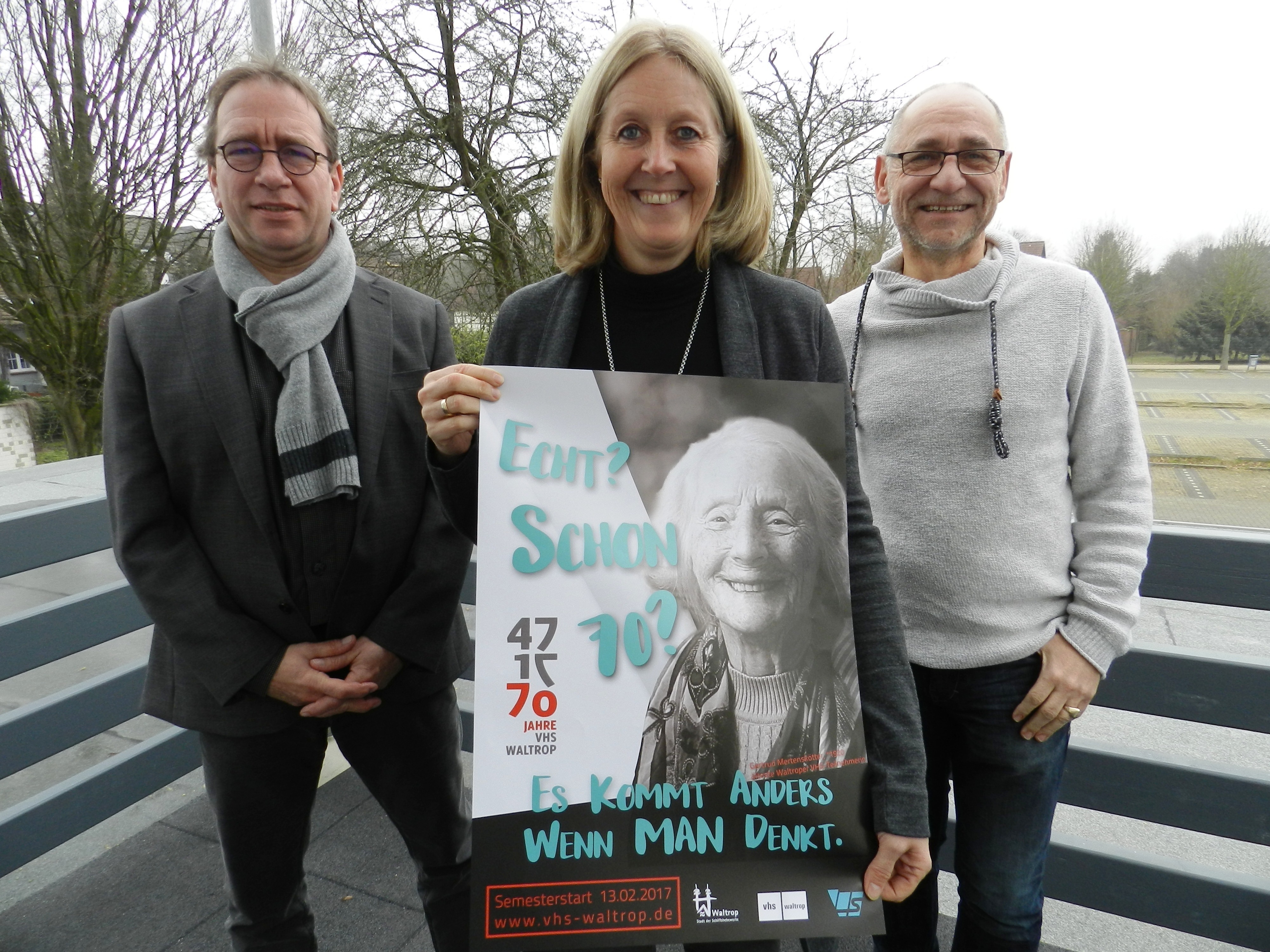 Andreas Guderian, Bürgermeisterin Nicole Moenikes und VHS-Leiter Clemens Schmale präsentieren stolz das neue Plakat anlässlich des 70. Geburtstages der Waltroper Volkshochschule.