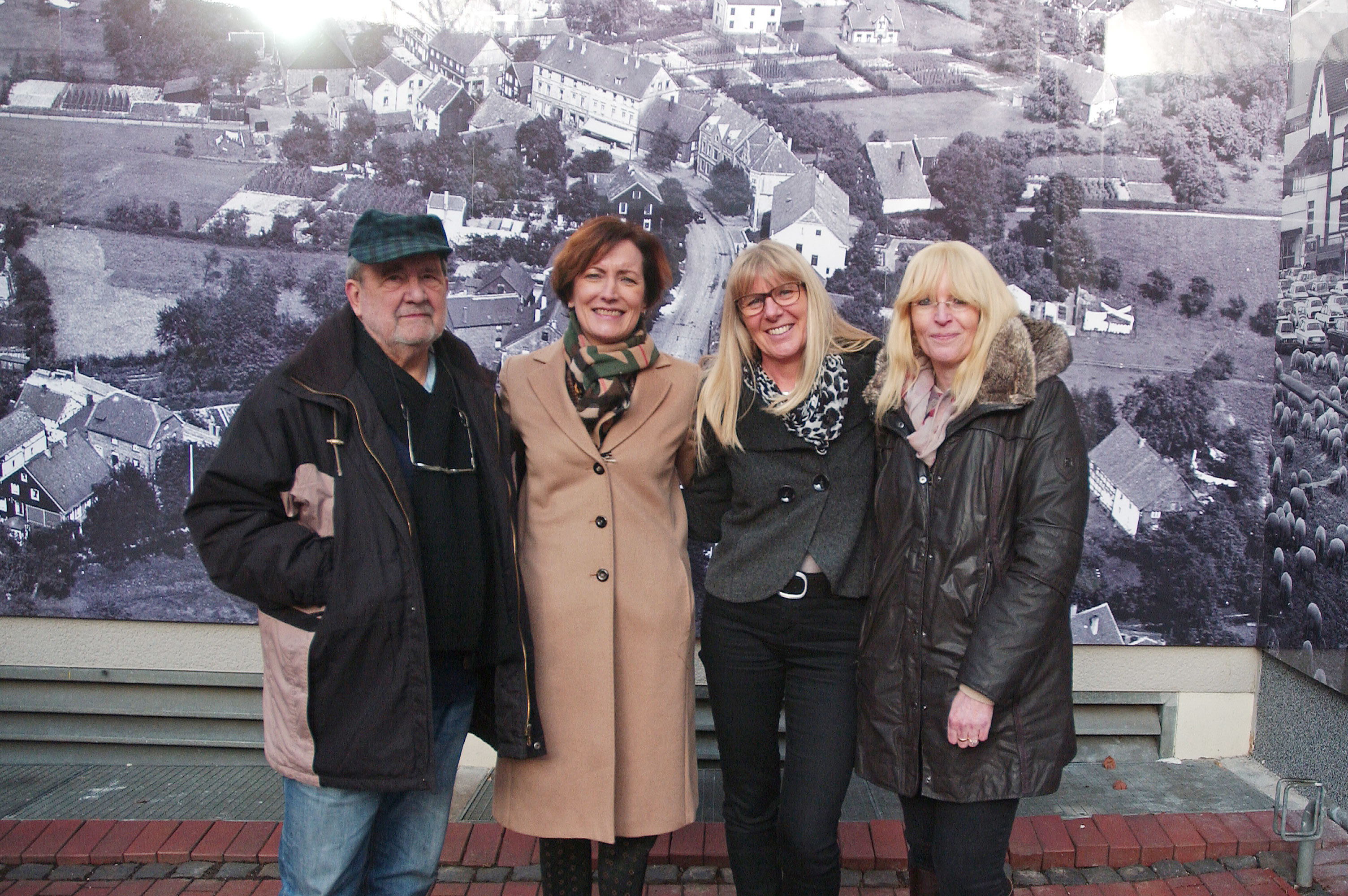 Gemeinsam für ein ordentliches Wohnumfeld: Fotograf Davide Bentivoglio, Bürgermeisterin Sonja Leidemann, Claudia Pyras (Geschäftsführerin Siedlungsgesellschaft Witten) und Simone Schürmann (Unternehmenskommunikation Stadtwerke).