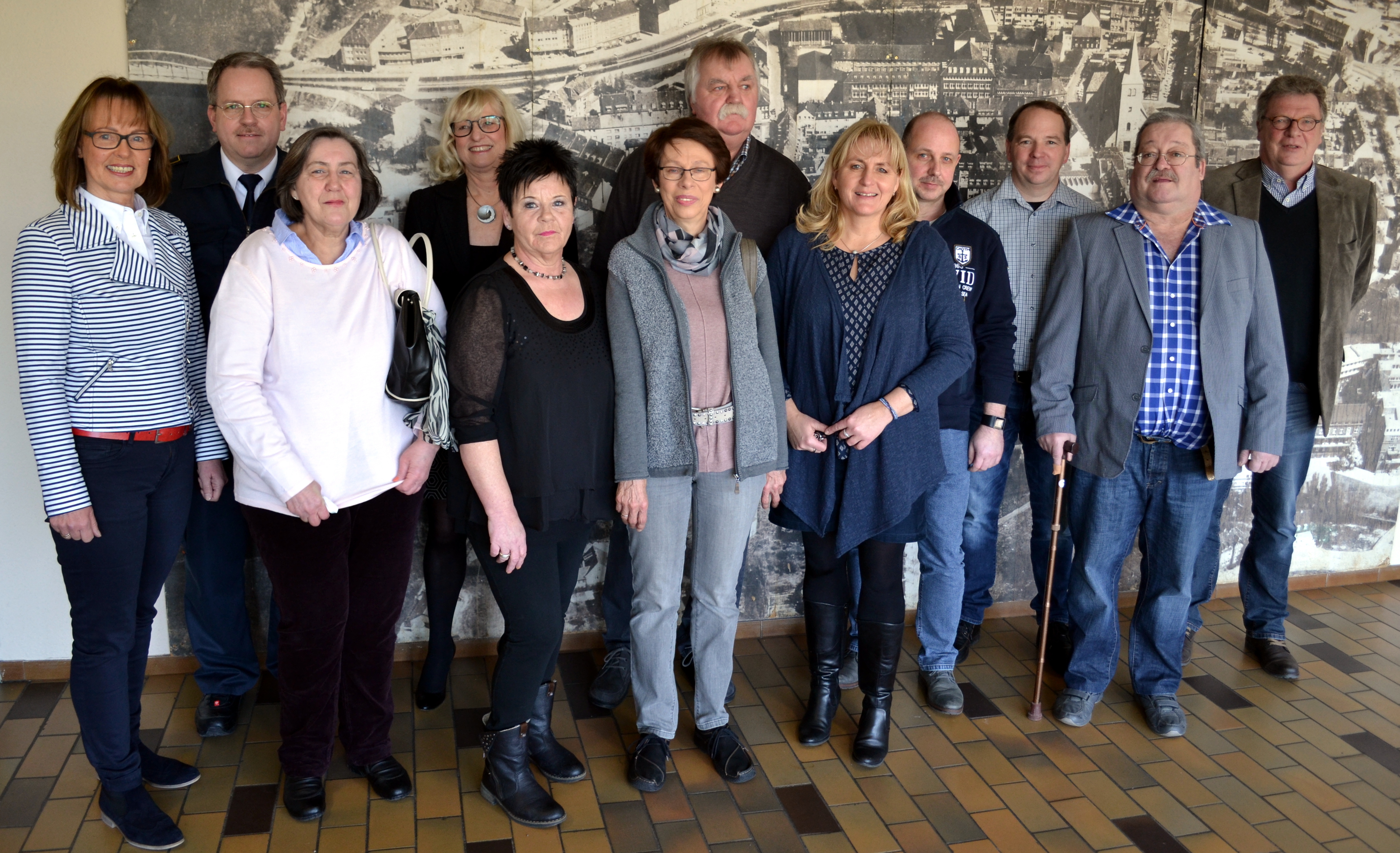 Geehrte Mitarbeiter der Stadtverwaltung. V.l.n.r.: Personalratsvorsitzende Waltraud Hadick, Andreas Fischer, Marion Rihan, Brigitte Beckers, Annemarie Paschy, Hannelore Gertz, Horst Hank, Susanne Kerschbaumer, Andreas Borkenfeld, Michael Loick, Dieter Brzezinski und Hauptamtsleiter Norbert Hörsken.