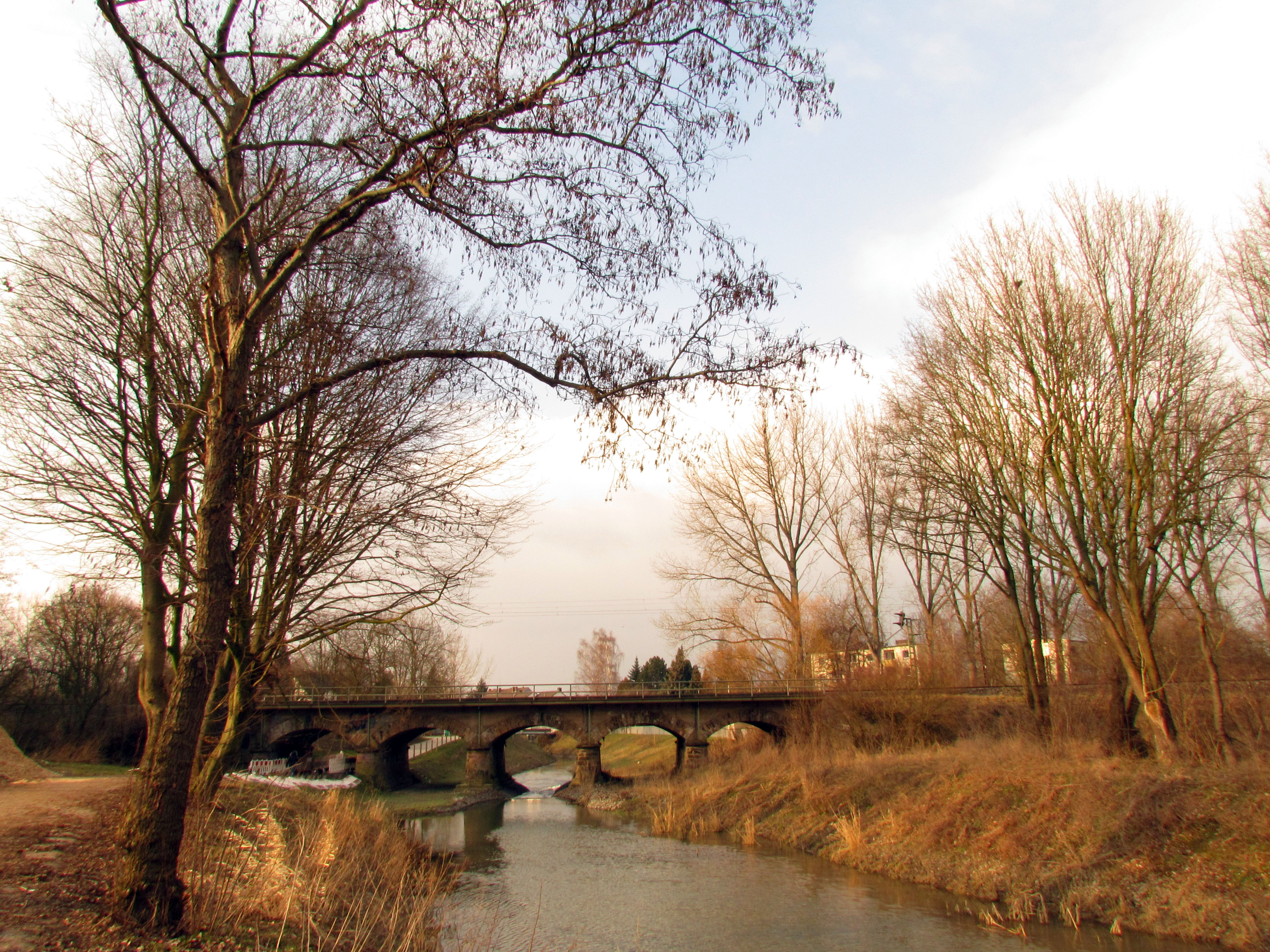 Zwischen der Fünf-Bogen-Brücke und dem Eilater Weg soll der Hochwasserschutz errichtet qwerden. Foto: Gerhard Heldt