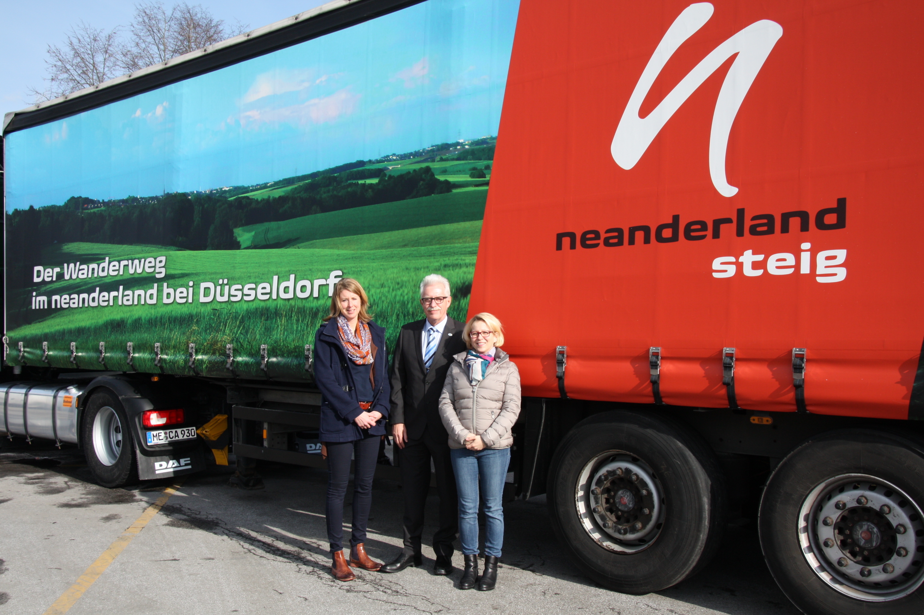 Foto (v.l.): Julia Wachten vom neanderland Tourismus-Team, Landrat Thomas Hendele, Caspers-Geschäftsführerin Iris Caspers-Kuka