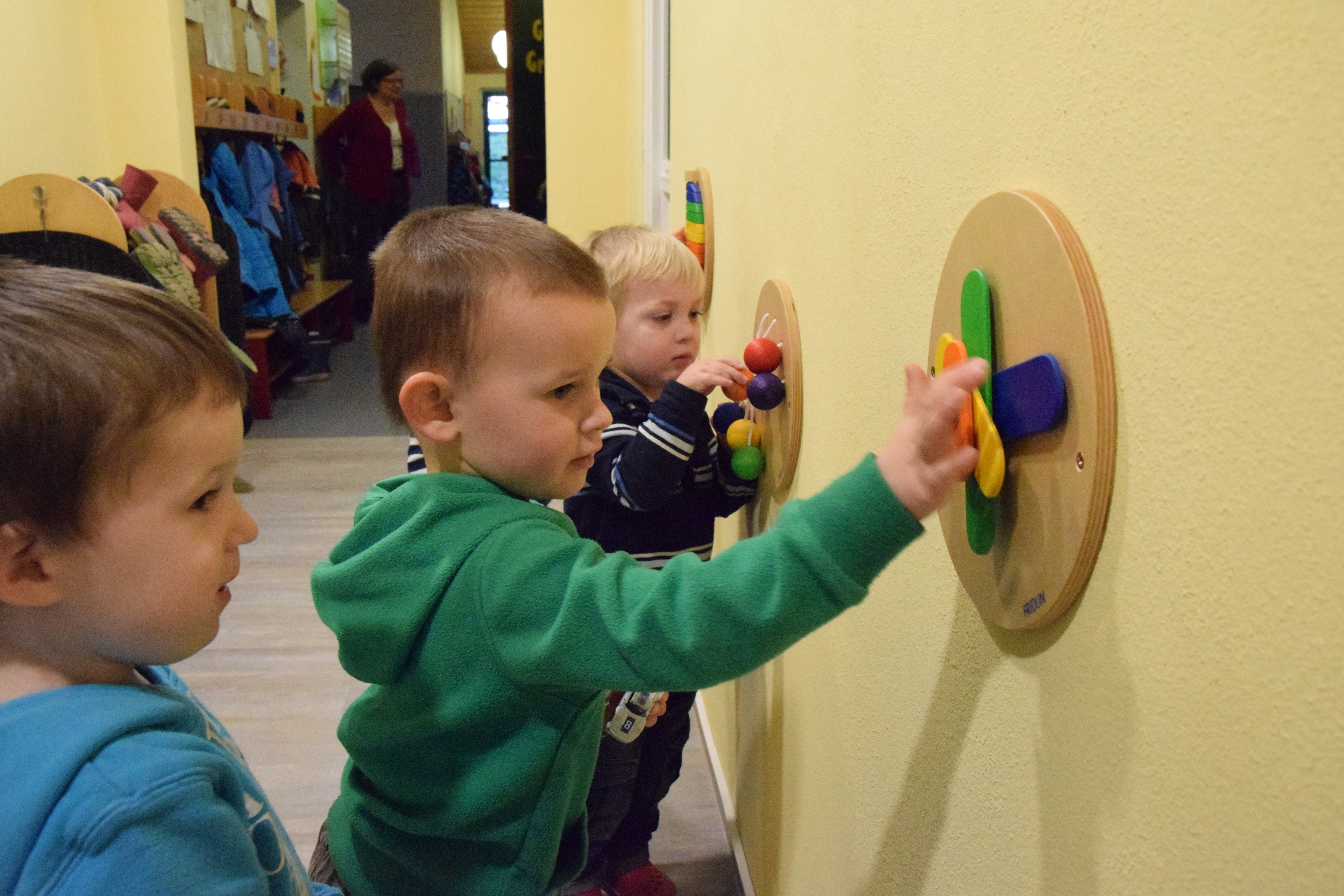 Clever: Im Flur sind Spiele an der Wand angebracht, die die Kleinen ausgiebig nutzen. Fotos: Tim Tripp