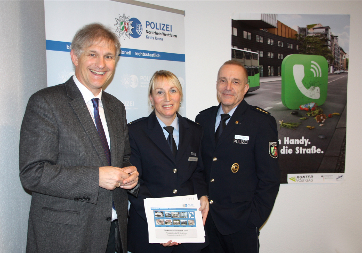 Landrat Michael Makiolla, Direktionsleiterin Verkehr PRín Anja Wagner und Abteilungsleiter Polizei LPD Hans-Dieter Volkmann bei der Präsentation der Verkehrsunfallstatistik 2016. Foto: U. Hellmann, Kreispolizeibehörde Unna