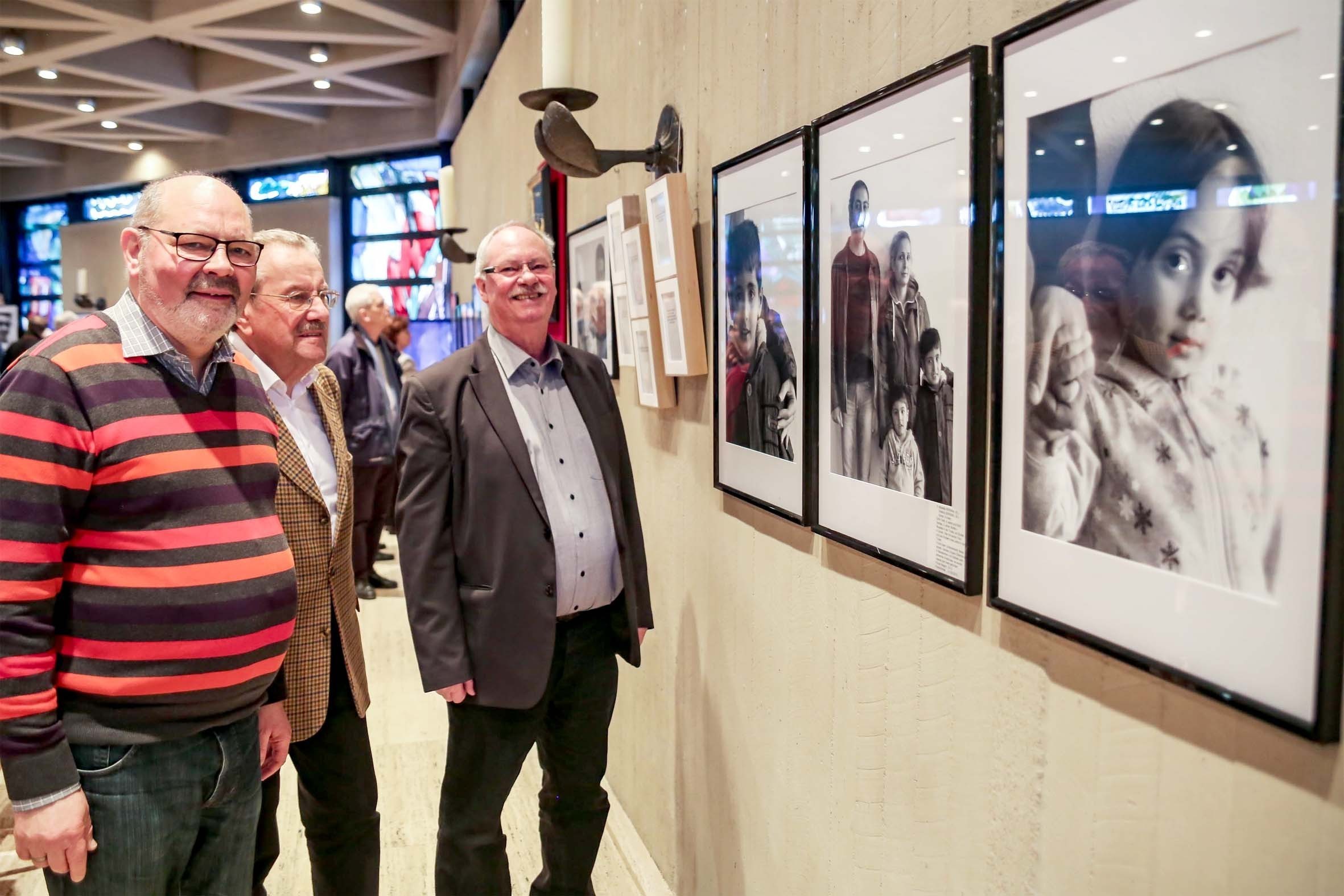 Der Bochumer Künstler Alfred Riebel (r.) zeigt berührende Portraits von Menschen, die als Schutzsuchende nach Deutschland geflüchtet sind.