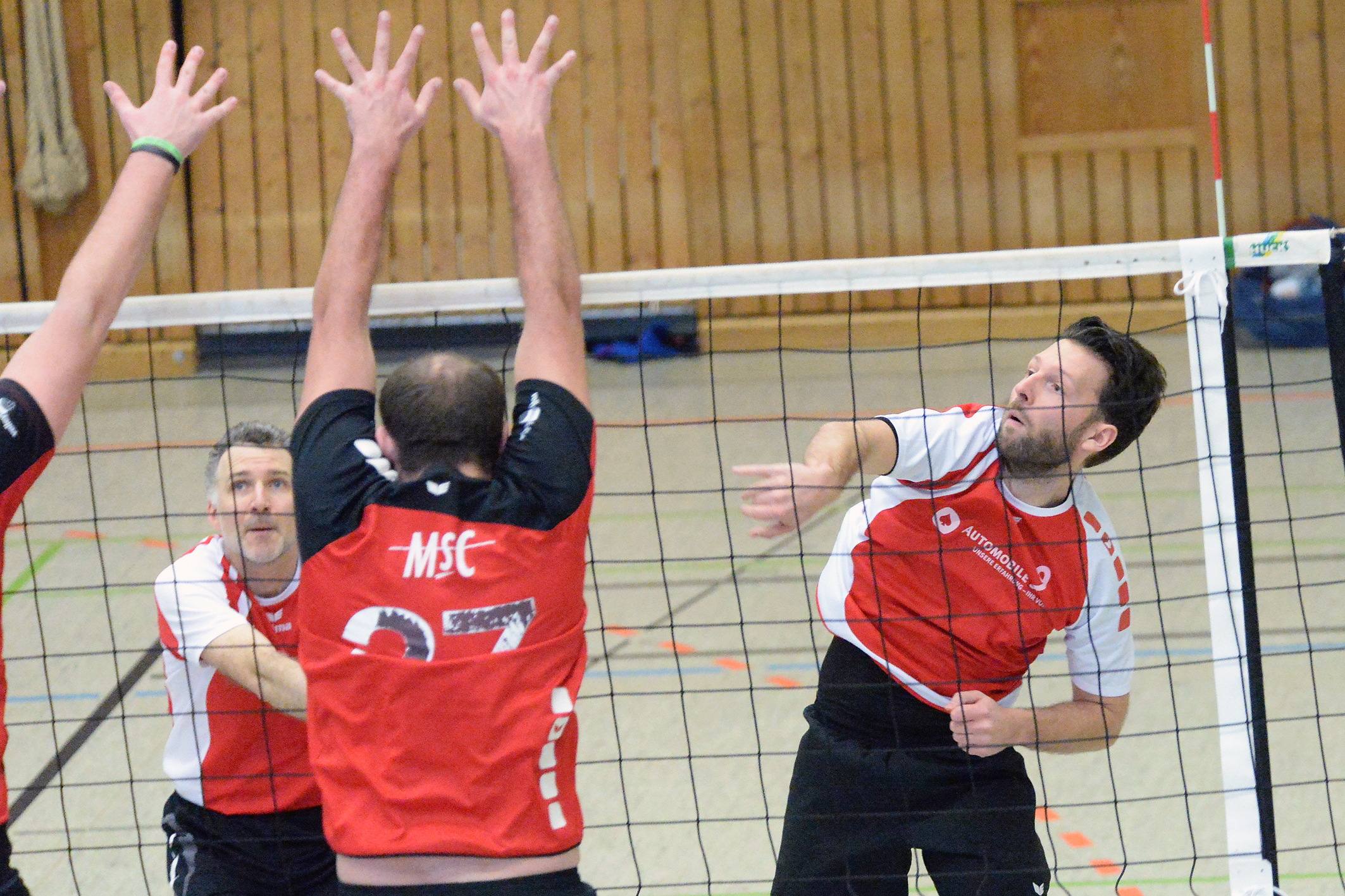 Die 1. Herren konnten gegen den Tabellenprimus erstaunlich gut mithalten.
Foto: Bangert