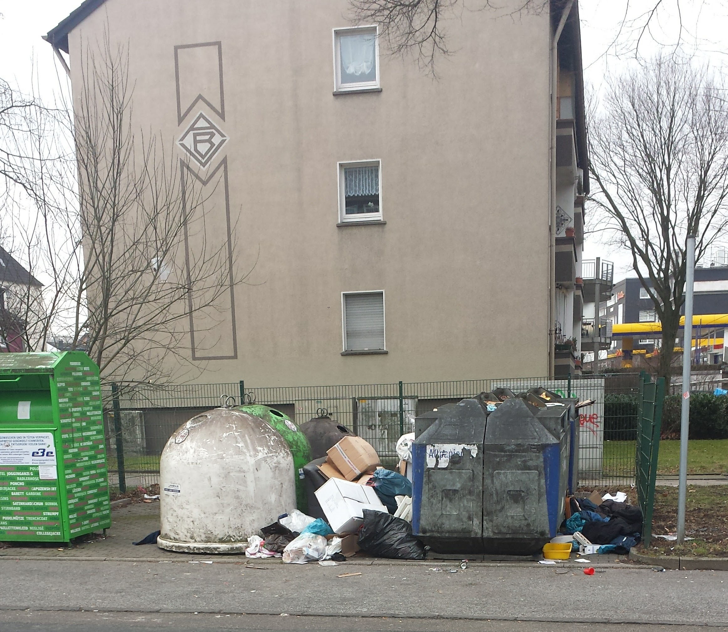 Kein schöner Anblick. Kaum hat die EBE den Containerstandort an der Jahnstraße/Bocholder Straße angefahren und geleert, stapeln sich schon wieder wilde Ablagen rund um die Sammelbehälter.
