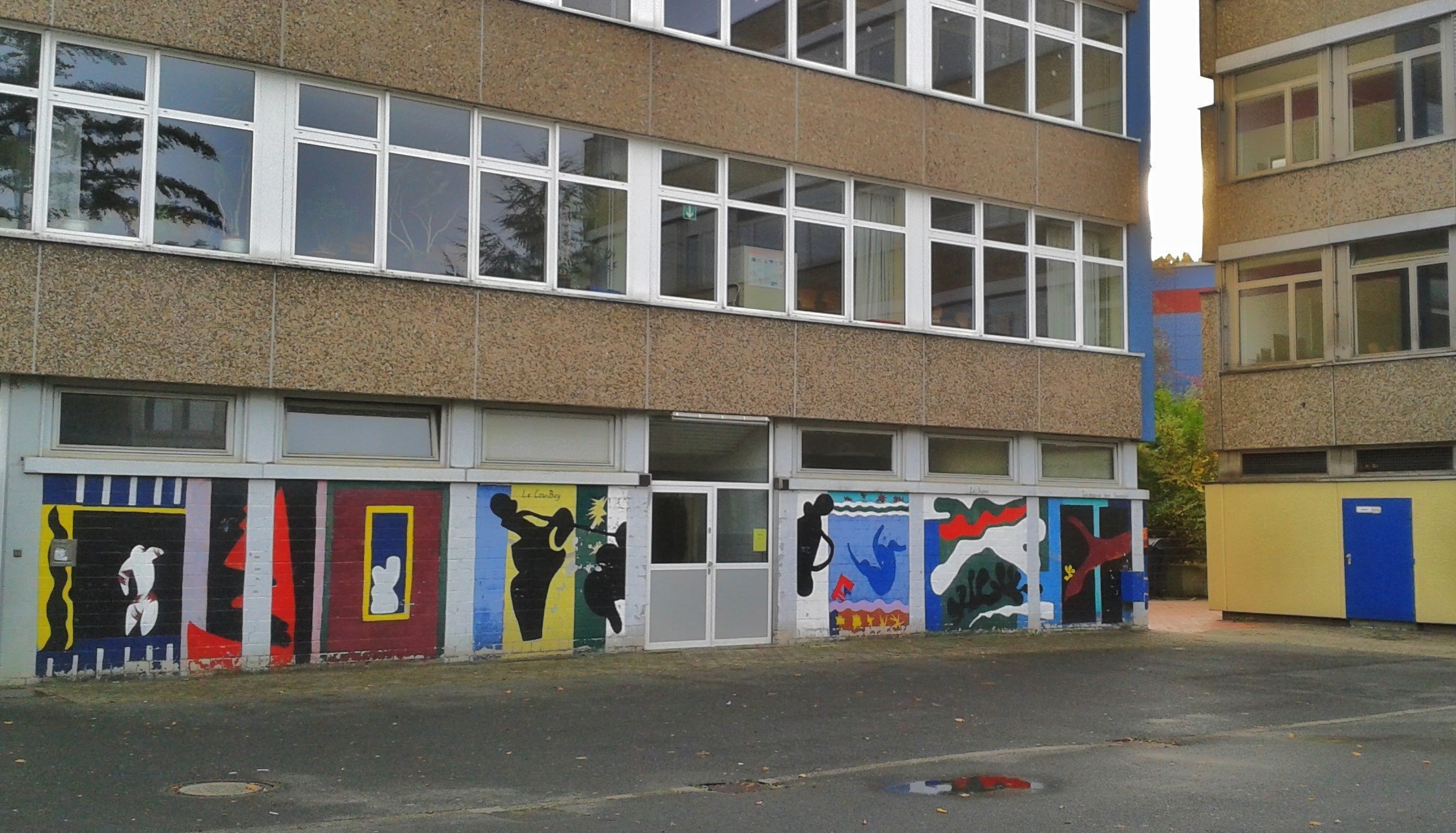 Hier sehen wir nicht das Gymnasium Überruhr, sondern die benachbarte Gesamtschule Süd in Rellinghausen/ Stadtwald , die vor der Schließung und konzeptlichen Neugründung steht. Dort wie an allen Gesamtschulen gab es immer G9 und Ganztagsunterricht.