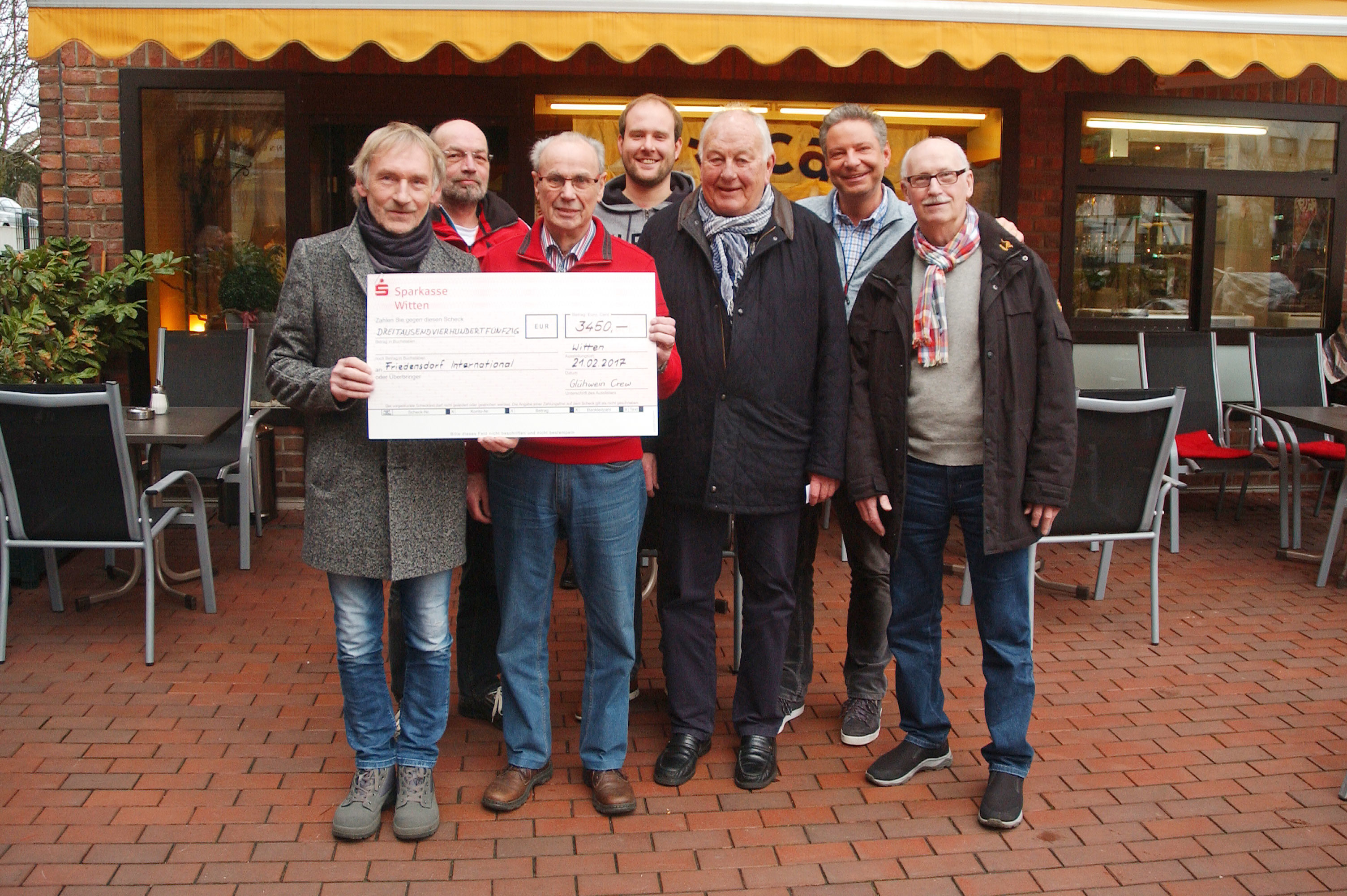 Wolfgang Mertens vom Friedensdorf Oberhausen (ganz links) konnte sich über einen Scheck über 3450 Euro freuen.