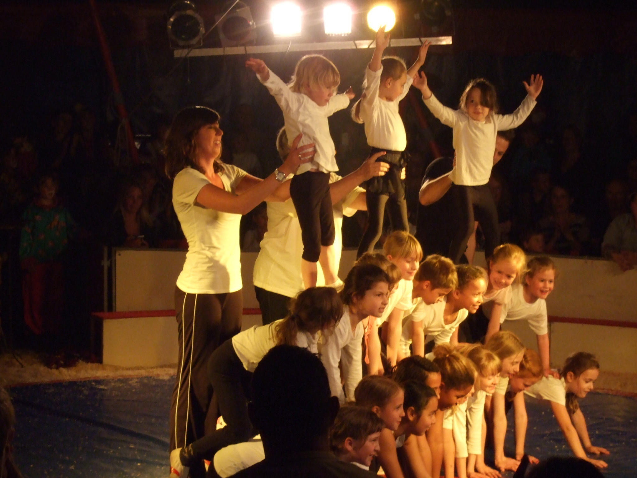 Akrobaten & Co. in Aktion: Die Bach-Schüler üben wieder fleißig für den Zirkus.