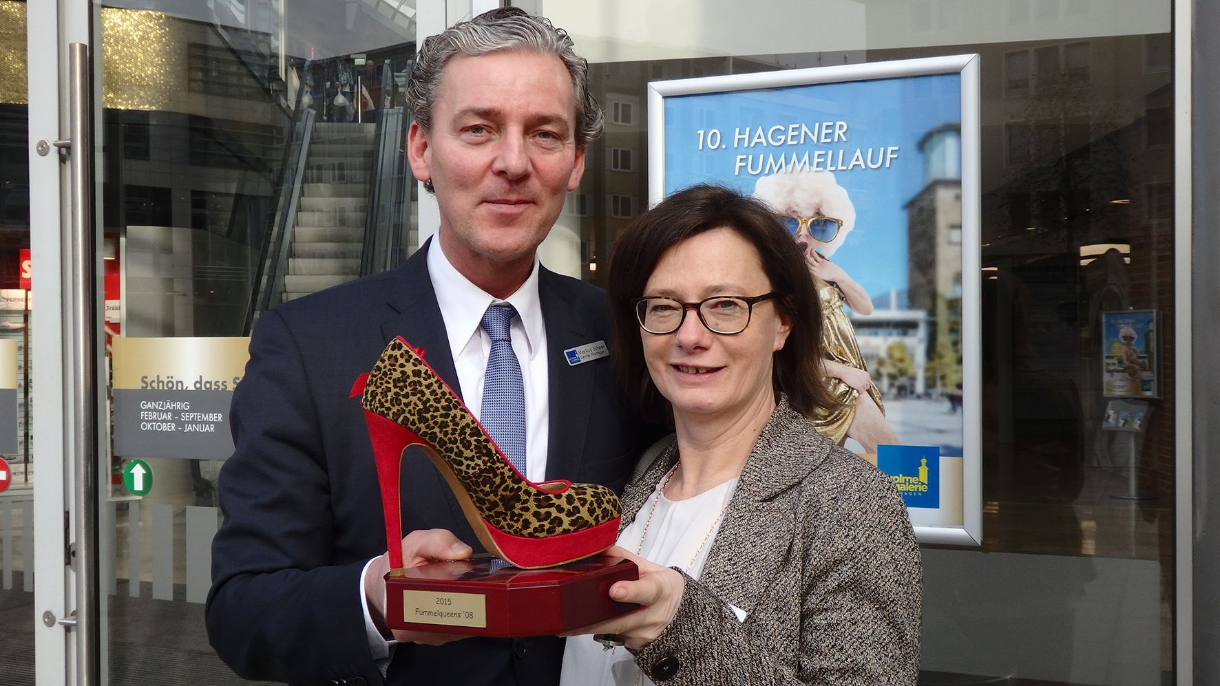 Die Fummellauf-Sponsoren Markus Scheer (VolmeGalerie) & Petra Jochheim (Sparda-Bank) präsentieren den begehrten Stöckel-Pokal.