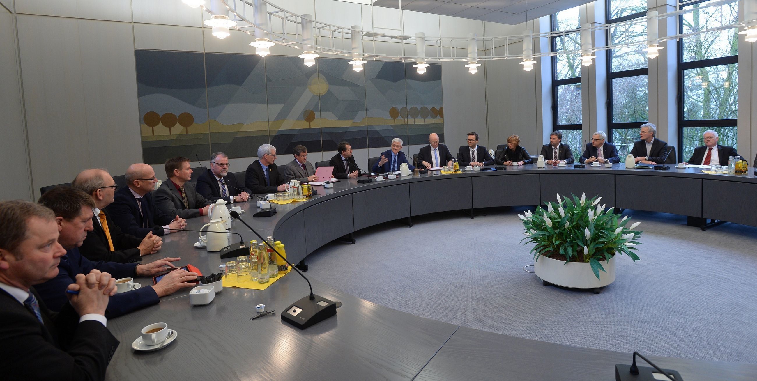 Landrat Wolfgang Spreen, die Bürgermeisterinnen und Bürgermeister der beteiligten Kommunen bzw. deren Vertreter unterzeichneten nun die Kooperationsvereinbarung zur Durchführung des geförderten Breitbandausbaus im Kreis Kleve.