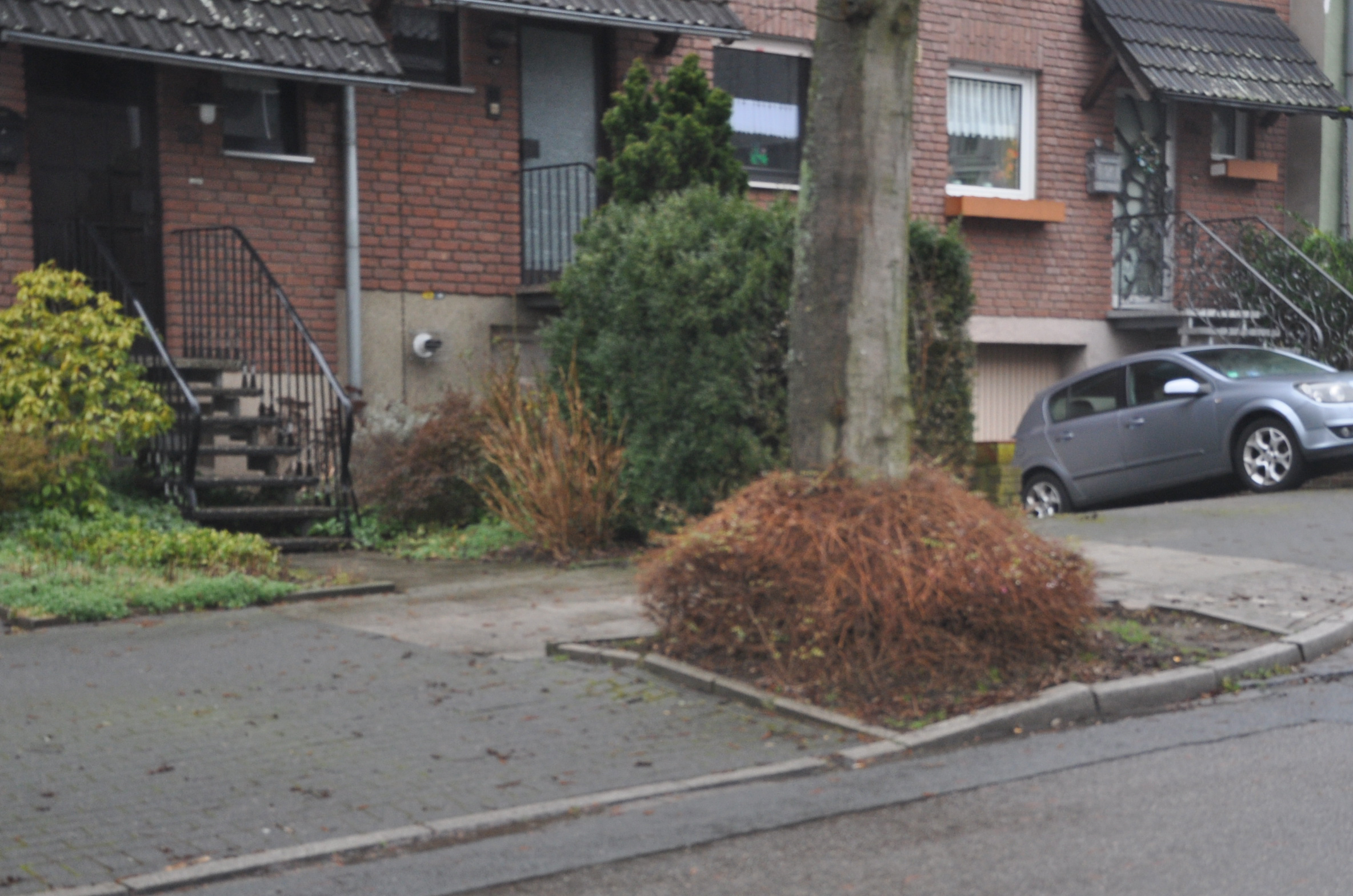 Sogenannte Fahrbahnnasen sollen die Raser auf der Dümptener Straße dazu bringen, den Fuß vom Gas zu nehmen. Dazu sollen drei der bereits vorhandenen Baumbeete verlängert werden.
