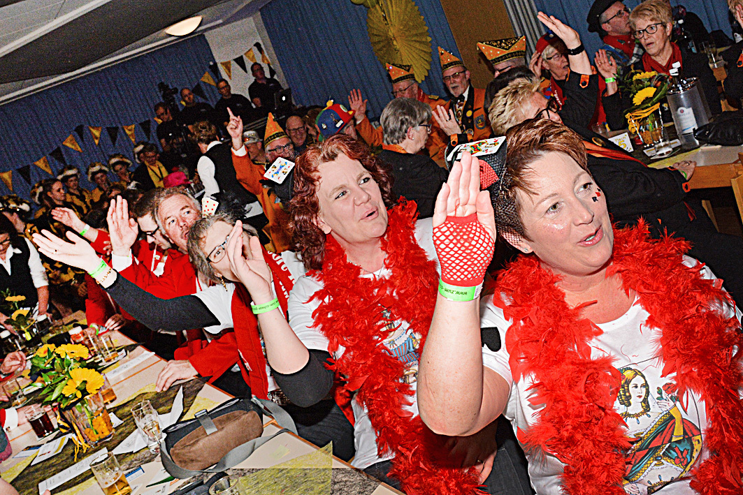 Tolle Stimmung herrschte bei den Jecken im Saal. Foto: Steve