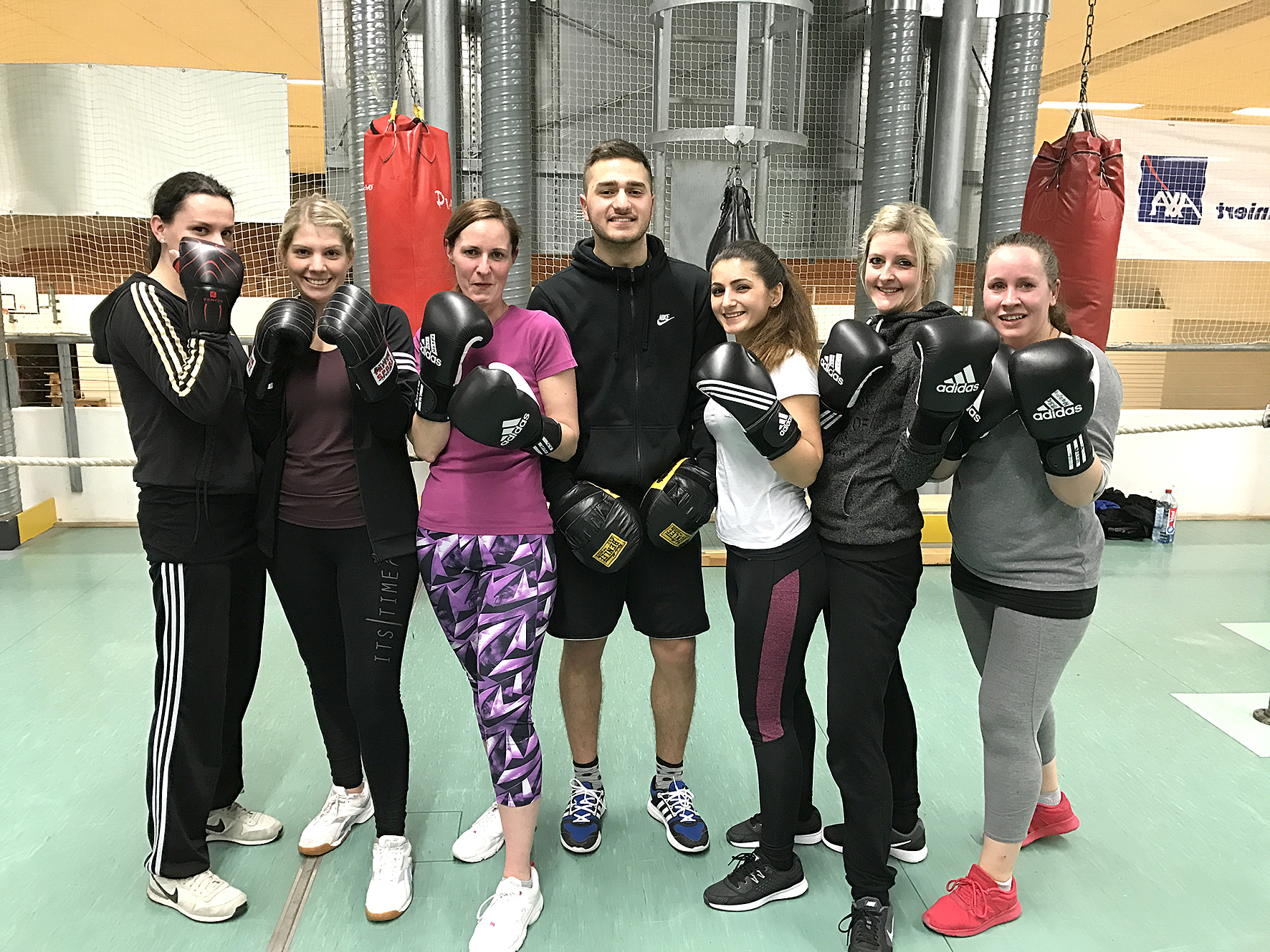 Trainer Rezgar Shamo mit den Boxerinnen in Haspe.