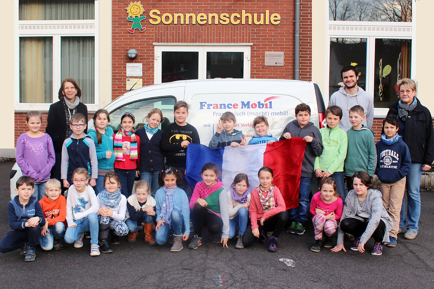 Von links: Die stellv. Schulleiterin der Sonnenschule Tanja Pfützner, Sonnenschüler, Monsieur Ulysse Labate und die Lehrerin Felicitas Schreiner