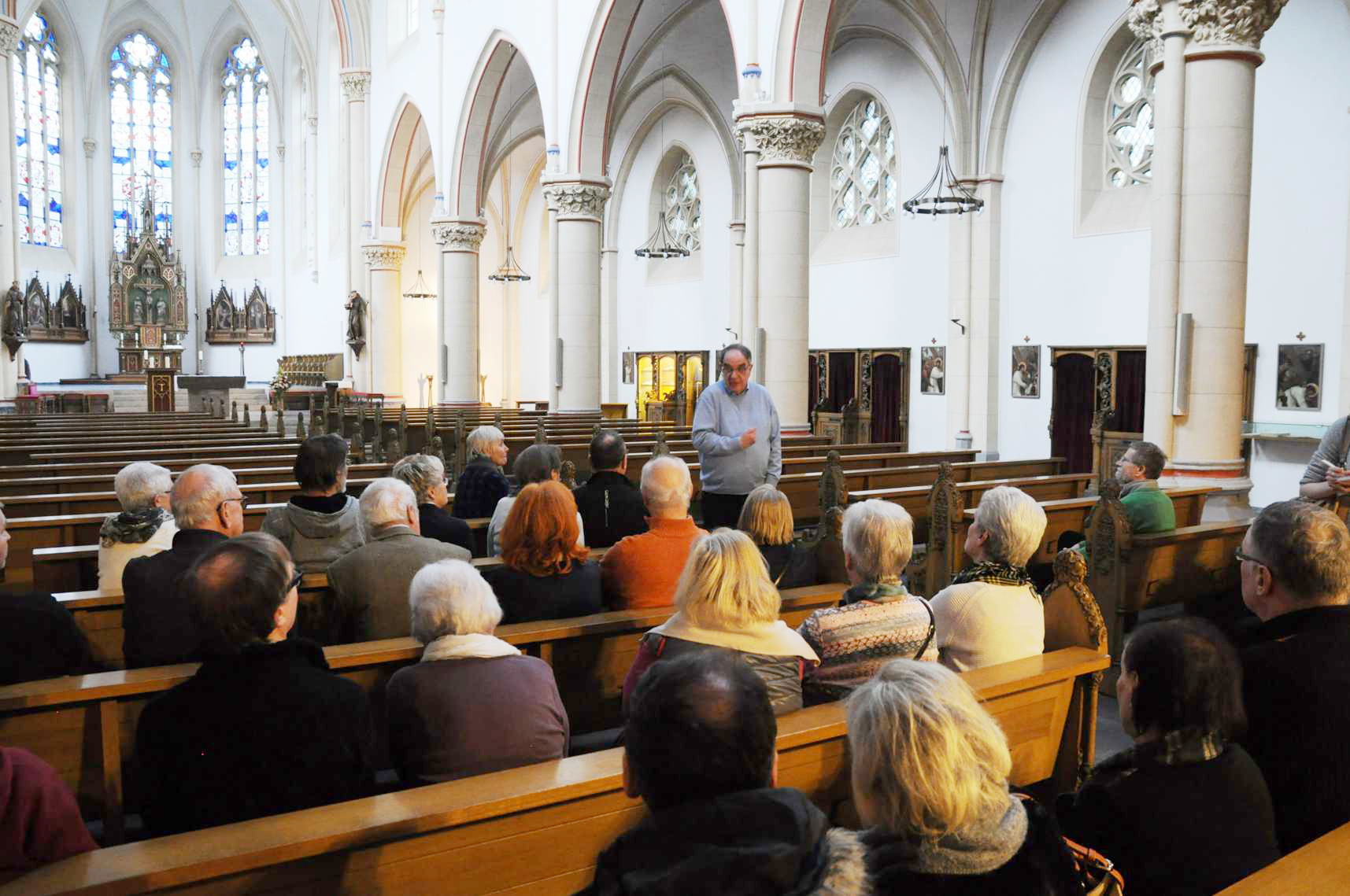 Aufmerksame Zuhörer in der Franziskaner Kirche.