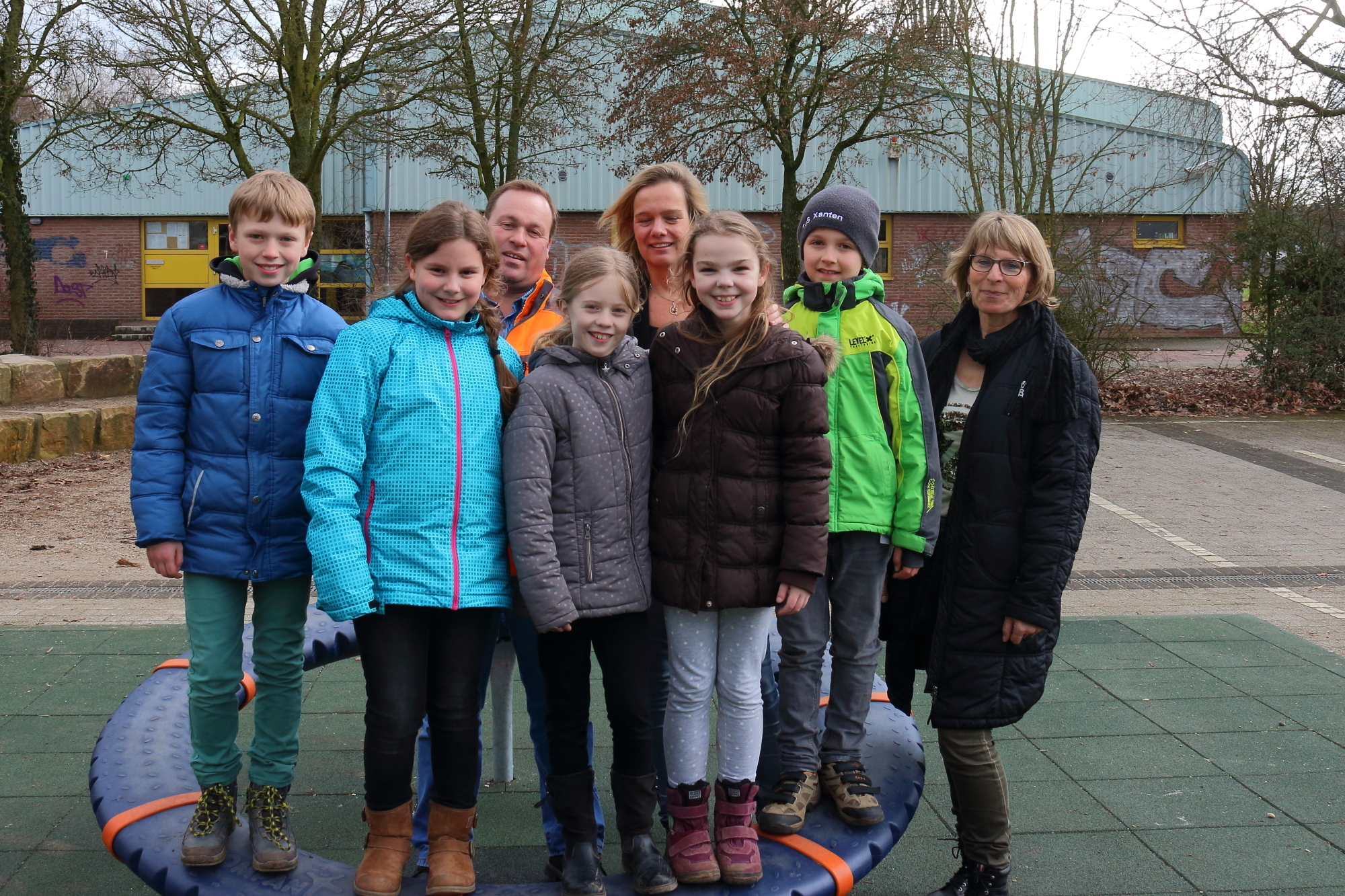 Die Kinder der 4c, Fabienne Winkler, Marie Fischer, Emely Wassenberg, Timo Schraven und Jonathan Knapp Konrektorin Hilde Schmitz, Sandra Bree (Sozialstiftung Xanten) und Marcus Kempkes (DBX)