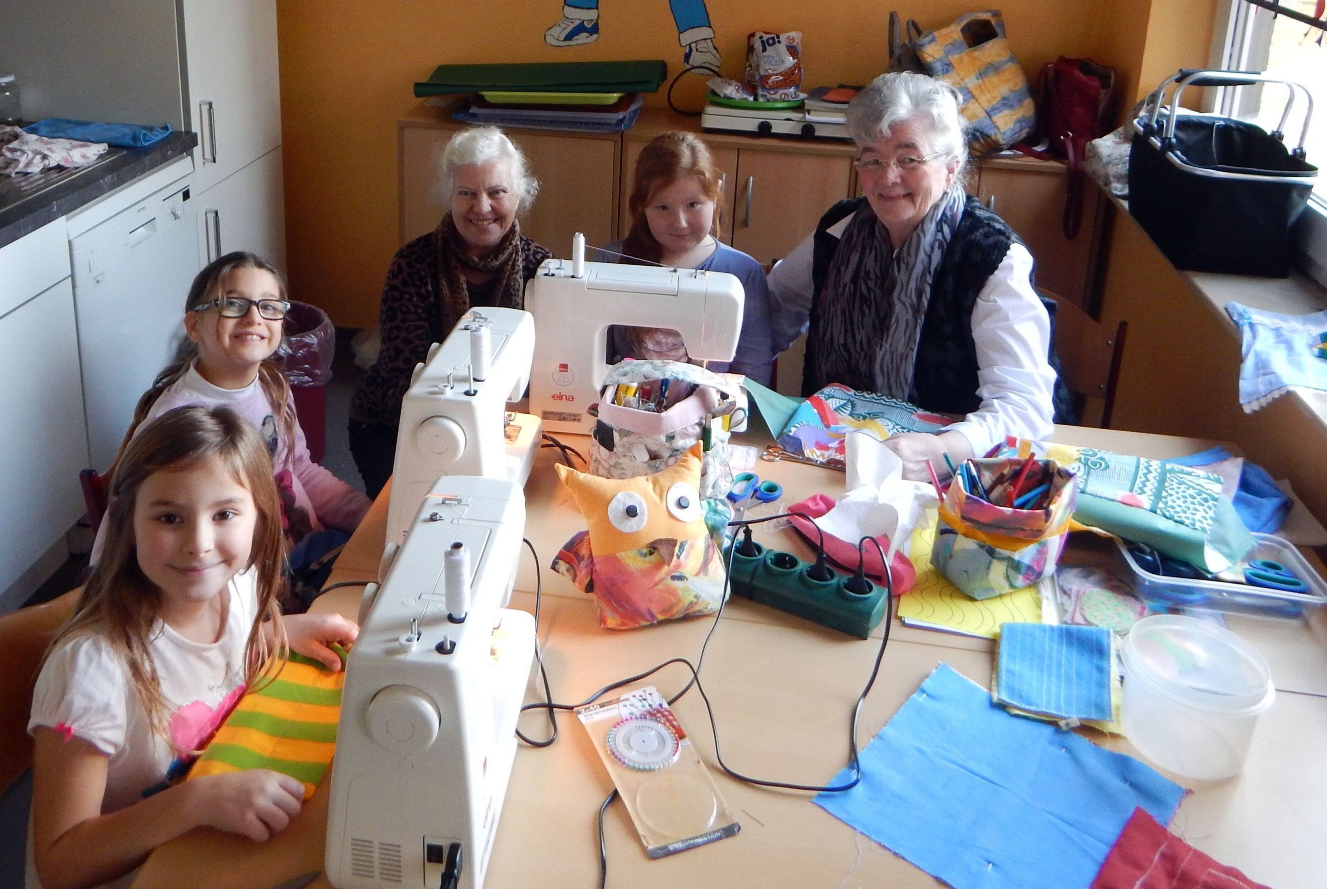 Teilen die Freude am Nähen: (v.l.) Ilayda (8), Helena (9), Renate Sippel, Sara (9) und Margrit Born.