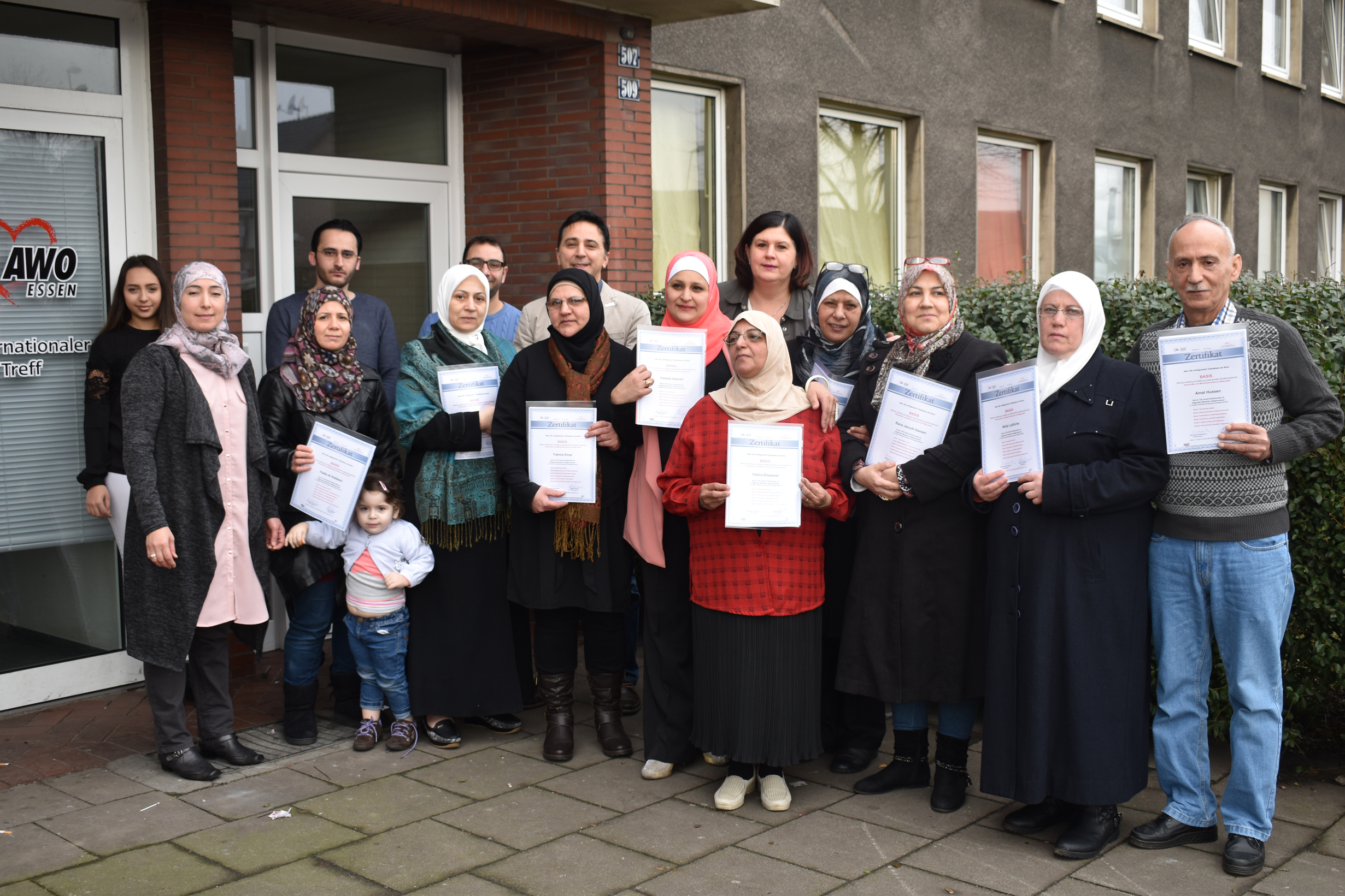 Die "BASIS"-Teilnehmer: Rund ein Dutzend syrischer Frauen und ein Mann trafen sich Woche für Woche, um mit praktischen Beispielen Begriffe, wie Bildung und interkulturelle Sozialkompetenzen mit Leben zu füllen. Foto: privat