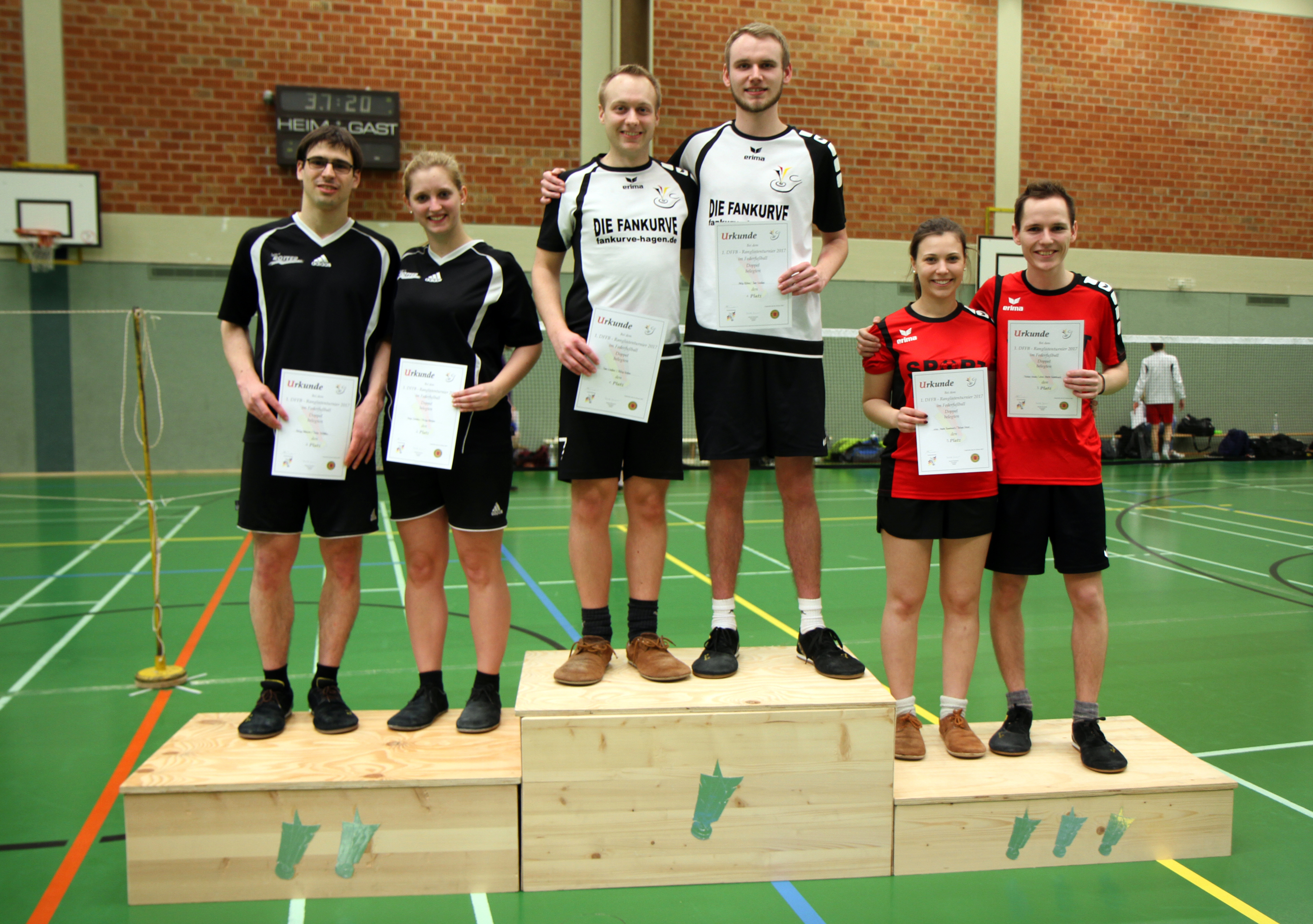 Die drei erfolgreichsten Doppel beim Saisonstart in Lippstadt: (v.l.) Philipp Münzner, Tanja Schlette, Sven Walter, Philip Kühne, Lina Marie Kurenbach und Torben Nass. (Foto Karsten-Thilo Raab)