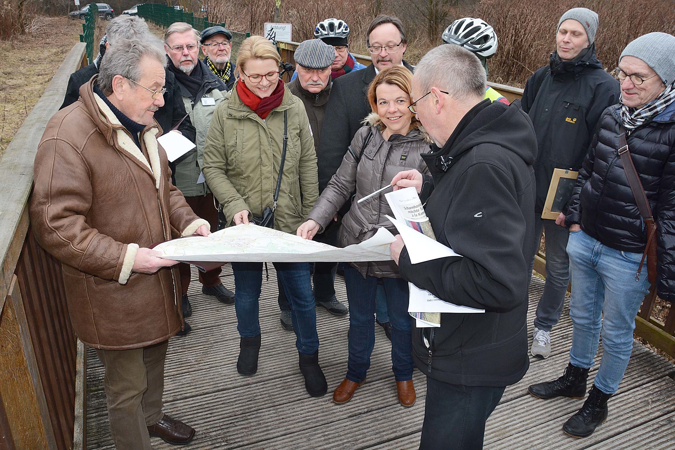 Die SPD Scharhorst, Ratsvertreter, Mitglieder der Verwaltung und interessierte Bürger - sie alle sind beim Ortstermin für den geplanten Fußgänger- und Radwegtunnel.